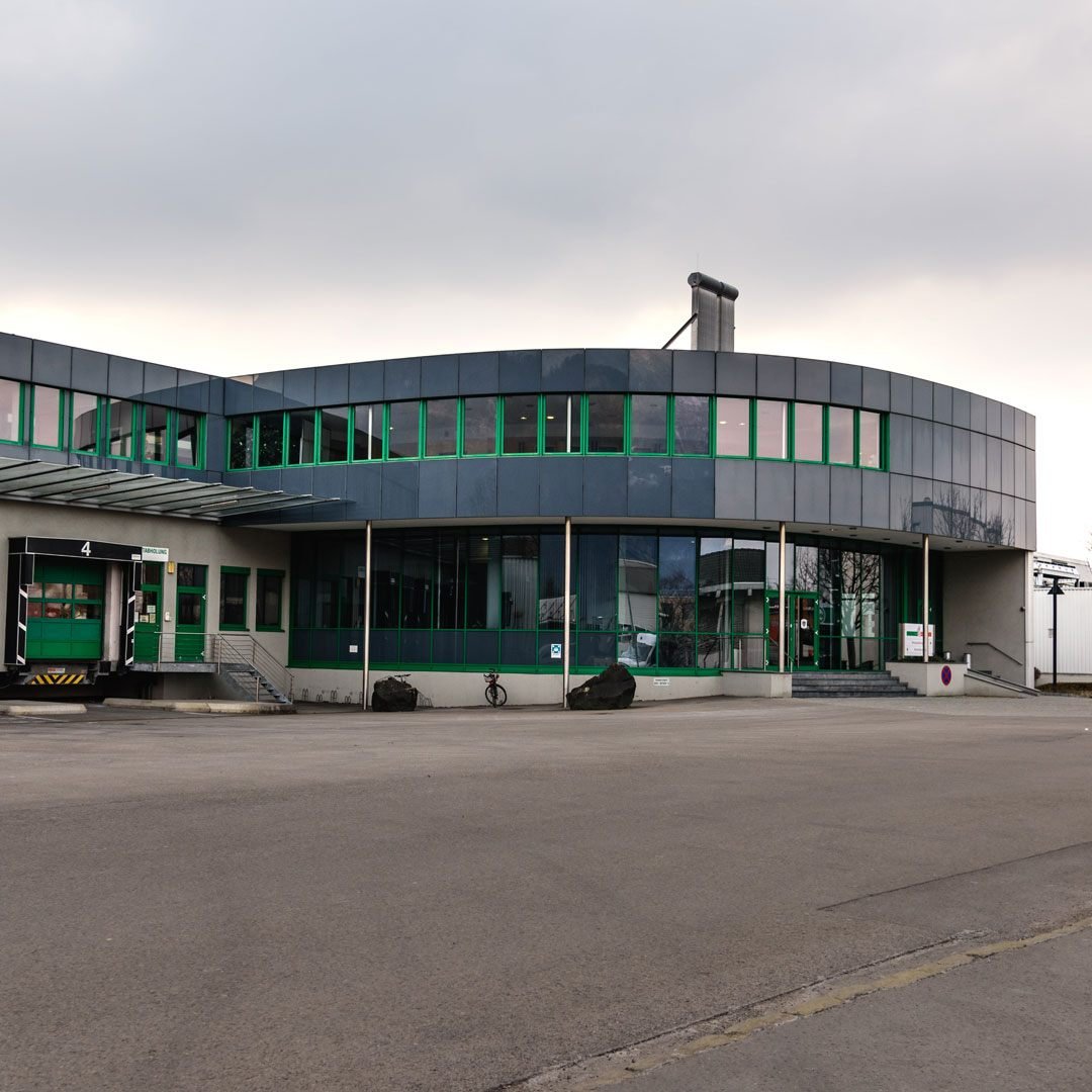 Manuel Gohm, der Standortgeschäftsleiter in Schwarzach bietet den efef-Mitarbeitern Jobs an.