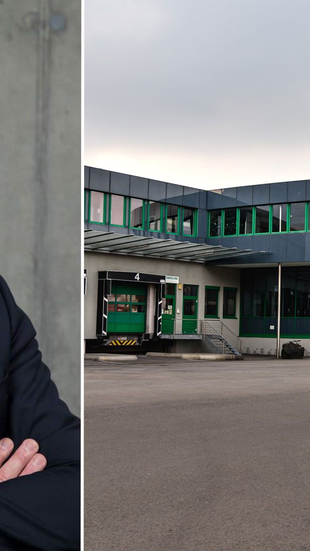 Manuel Gohm, der Standortgeschäftsleiter in Schwarzach bietet den efef-Mitarbeitern Jobs an.