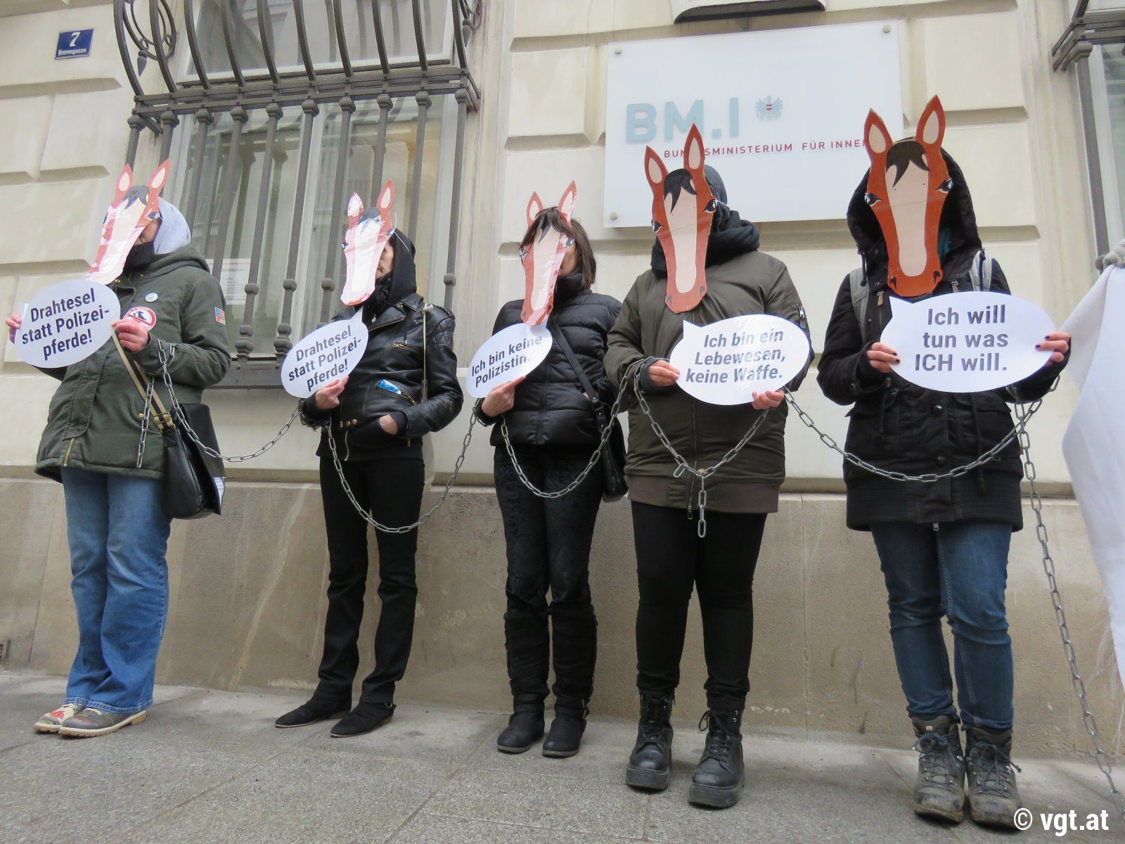 Mitglieder des Vereins gegen Tierfabriken demonstrierten am MIttwoch gegen berittene Polizei in Wien. Mitglieder des Vereins gegen Tierfabriken demonstrierten am MIttwoch gegen berittene Polizei in Wien.