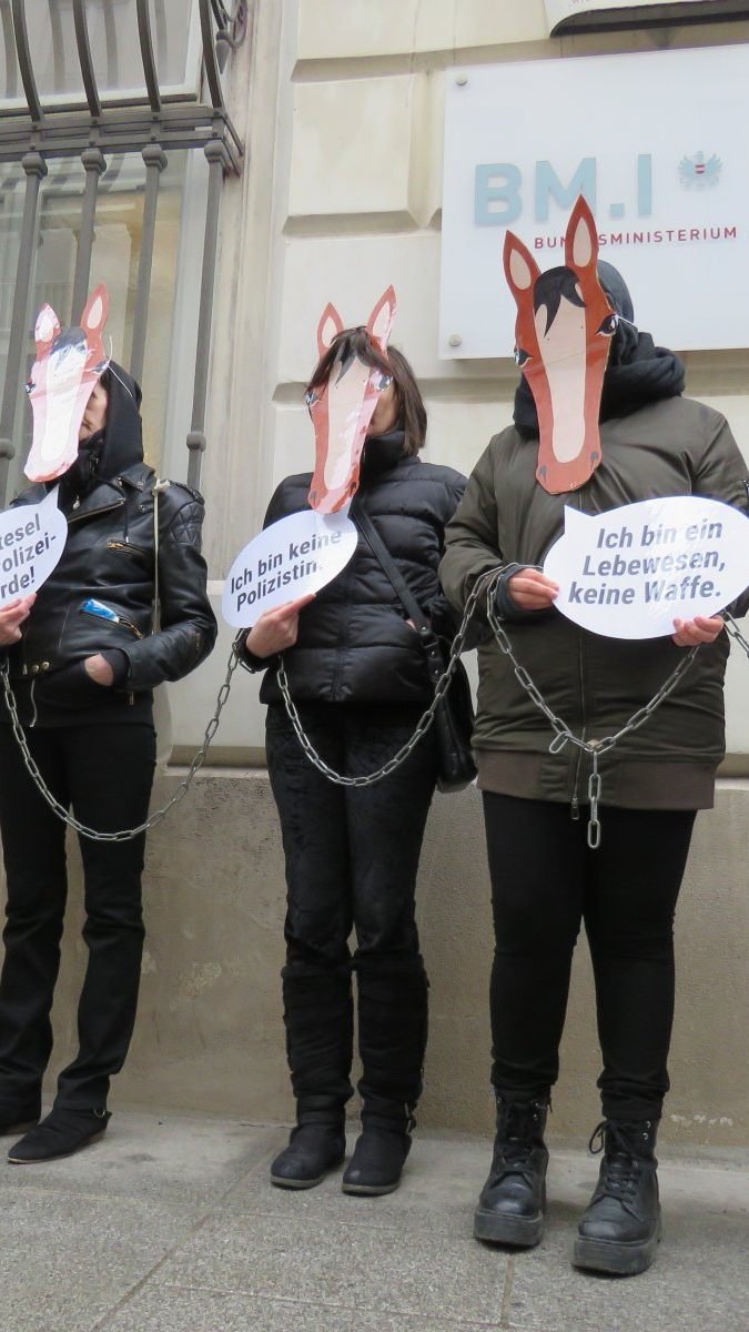 Mitglieder des Vereins gegen Tierfabriken demonstrierten am MIttwoch gegen berittene Polizei in Wien.