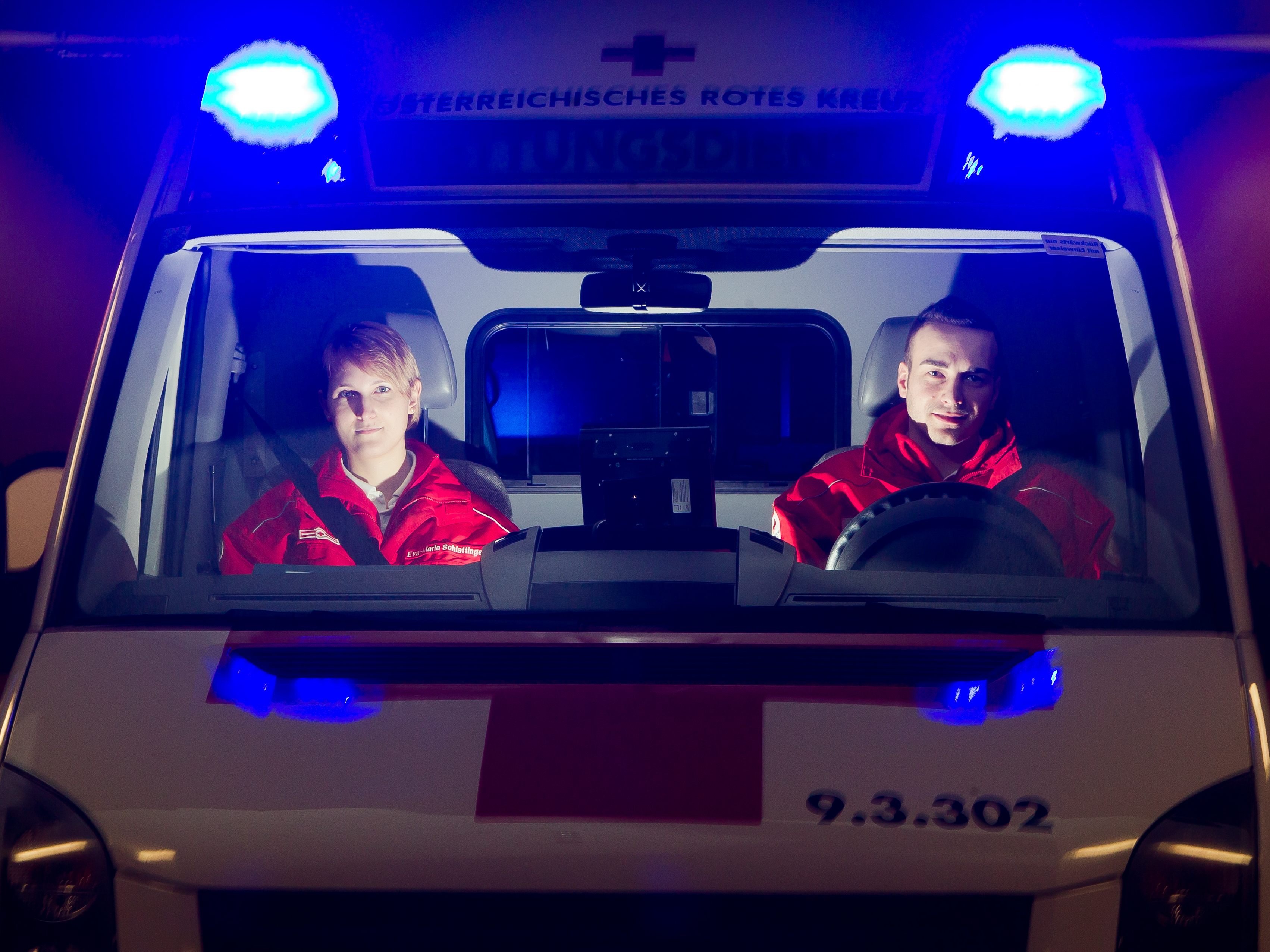 Der Rettungswagen war mit Blaulicht unterwegs zu einem Einsatz.