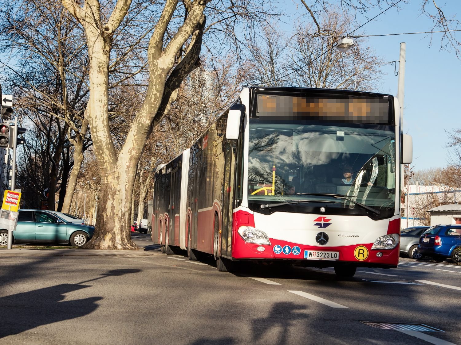 In einem Bus der Linie 63A wurden die Beamten auf den Mann aufmerksam. In einem Bus der Linie 63A wurden die Beamten auf den Mann aufmerksam.