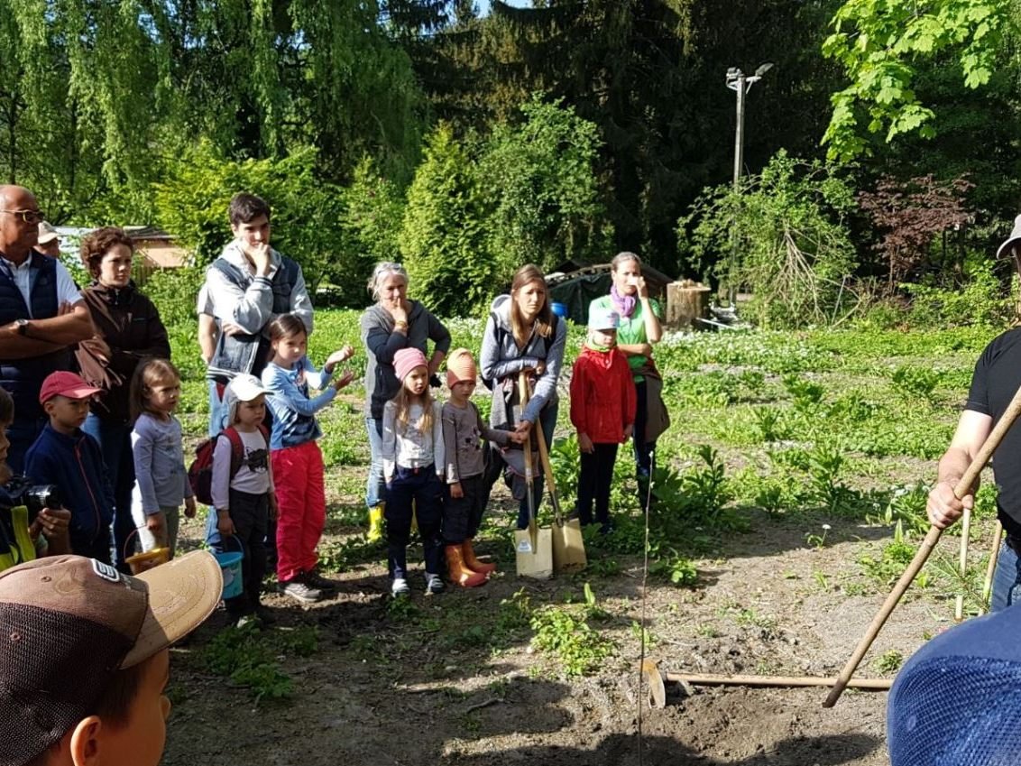 Aufmerksame Zuhörer bei der Aufforstungsaktion