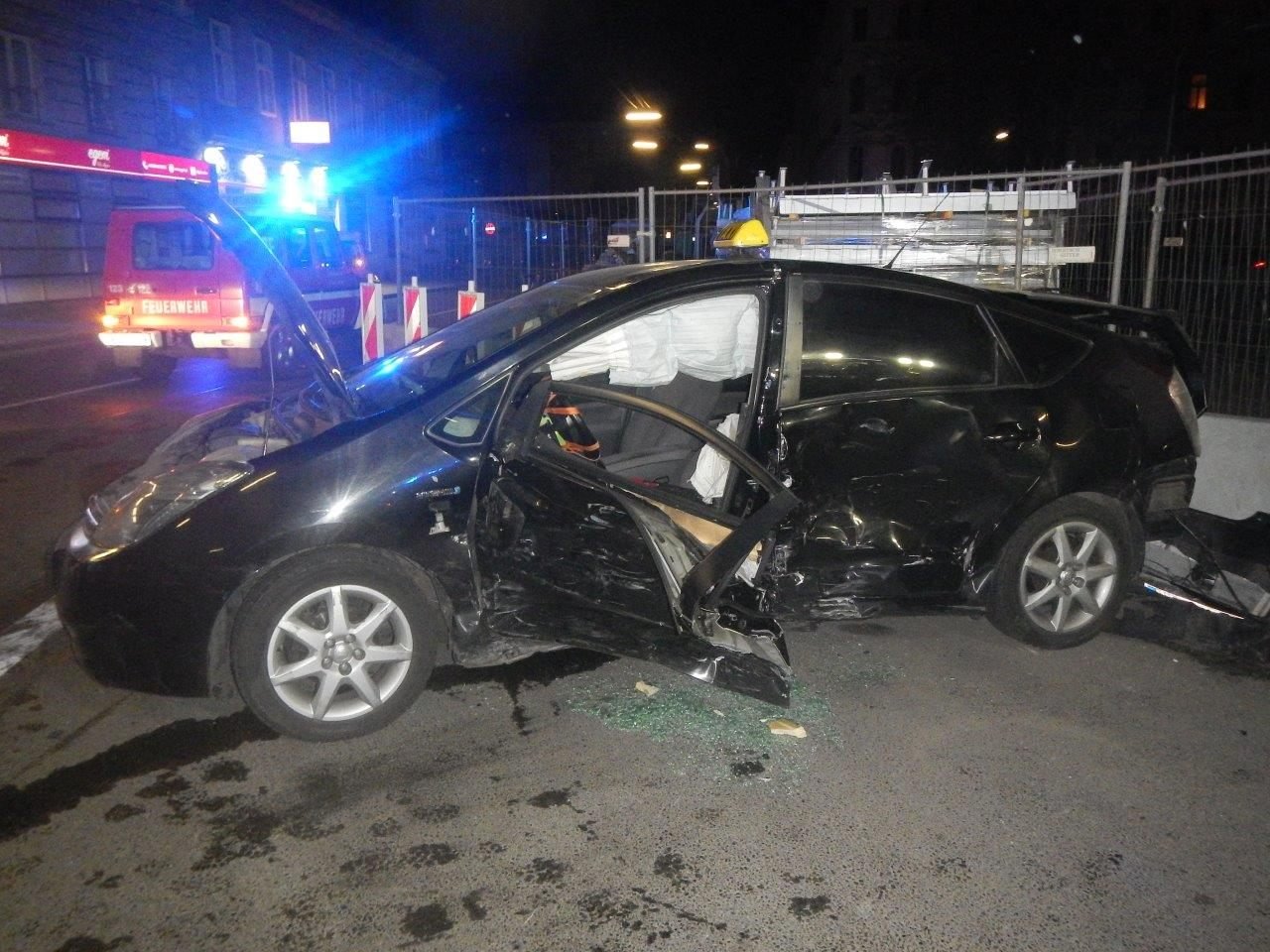 Eines der beschädigten Fahrzeuge nach dem Unfall in Wien-Favoriten. Eines der beschädigten Fahrzeuge nach dem Unfall in Wien-Favoriten.