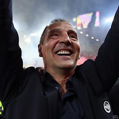 Adi Hütter feiert nach Gewinn des Meistertitels