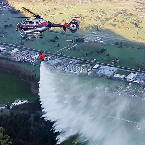 Bürgermeister Dieter Egger bedankt sich bei den Einsatzkräften.