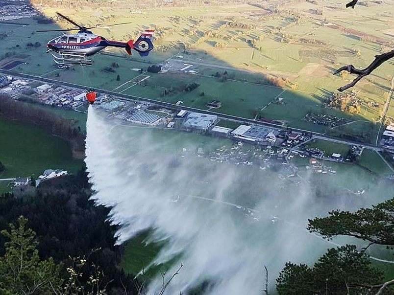 Bürgermeister Dieter Egger bedankt sich bei den Einsatzkräften.