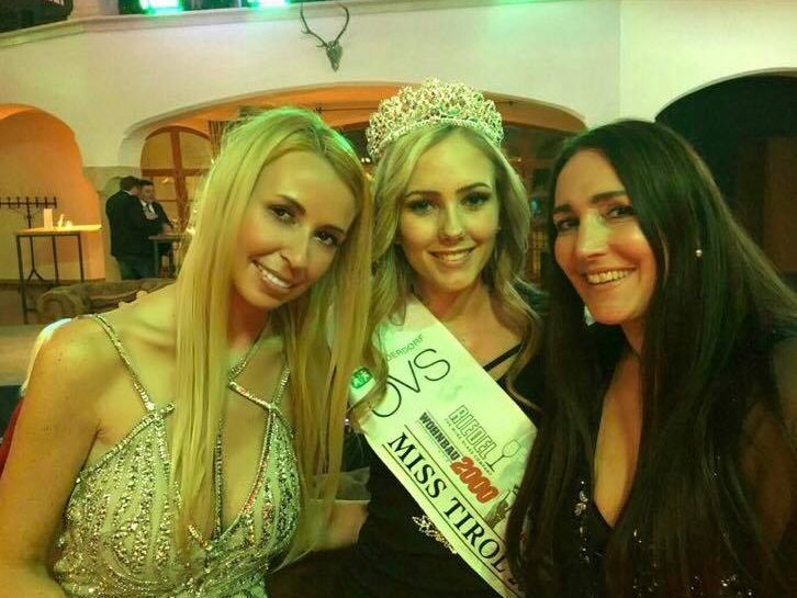 Ivana Ivo (l.) und Maria Nussbaumer (r.) gratulierten dre neuen Miss Tirol Theresa Ruetz