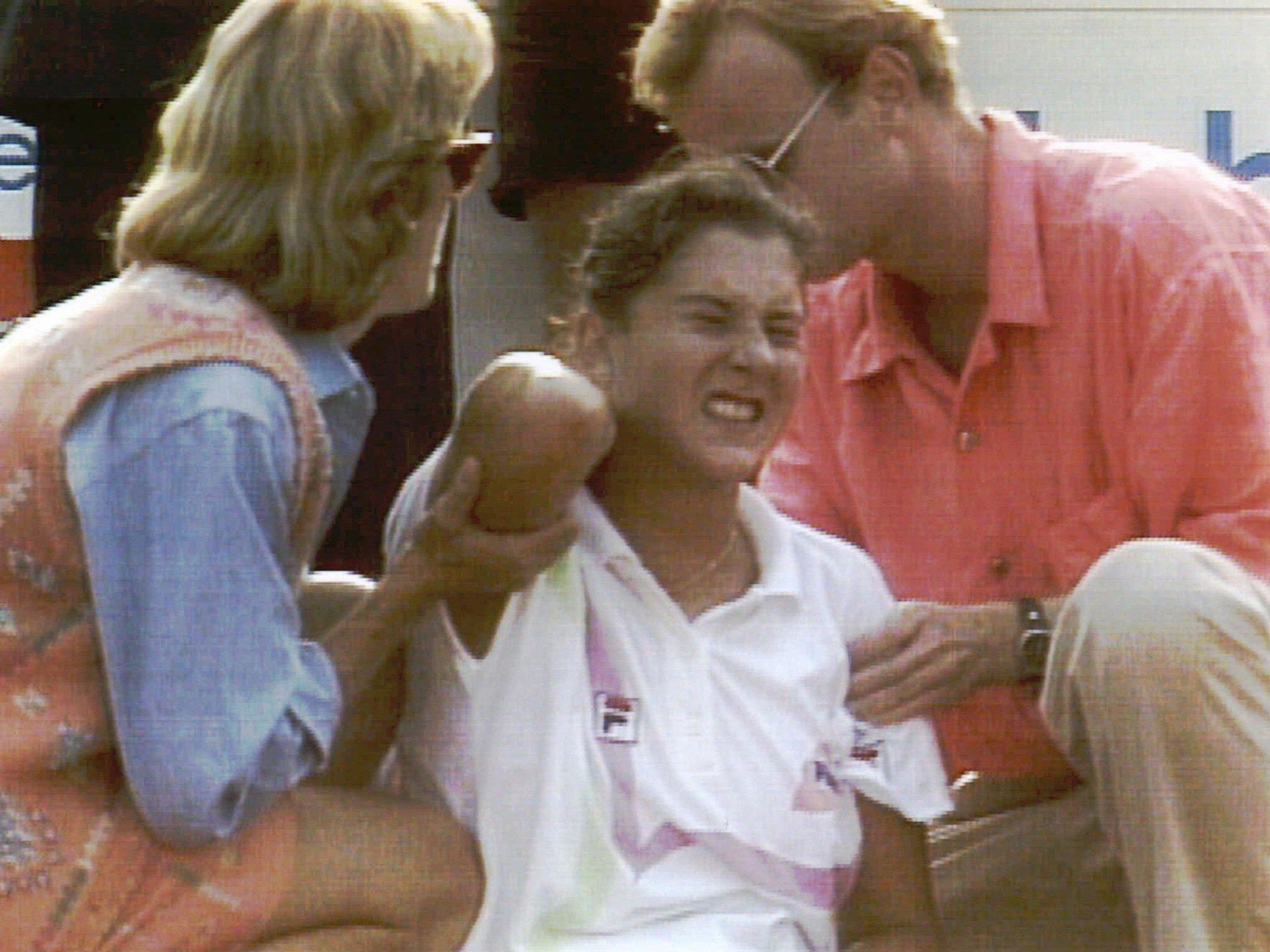 Am 30. April 1993 attackiert ein MAnn die US-amerikanische Tennisspielerin Monica Seles auf dem Platz. Am 30. April 1993 attackiert ein MAnn die US-amerikanische Tennisspielerin Monica Seles auf dem Platz.