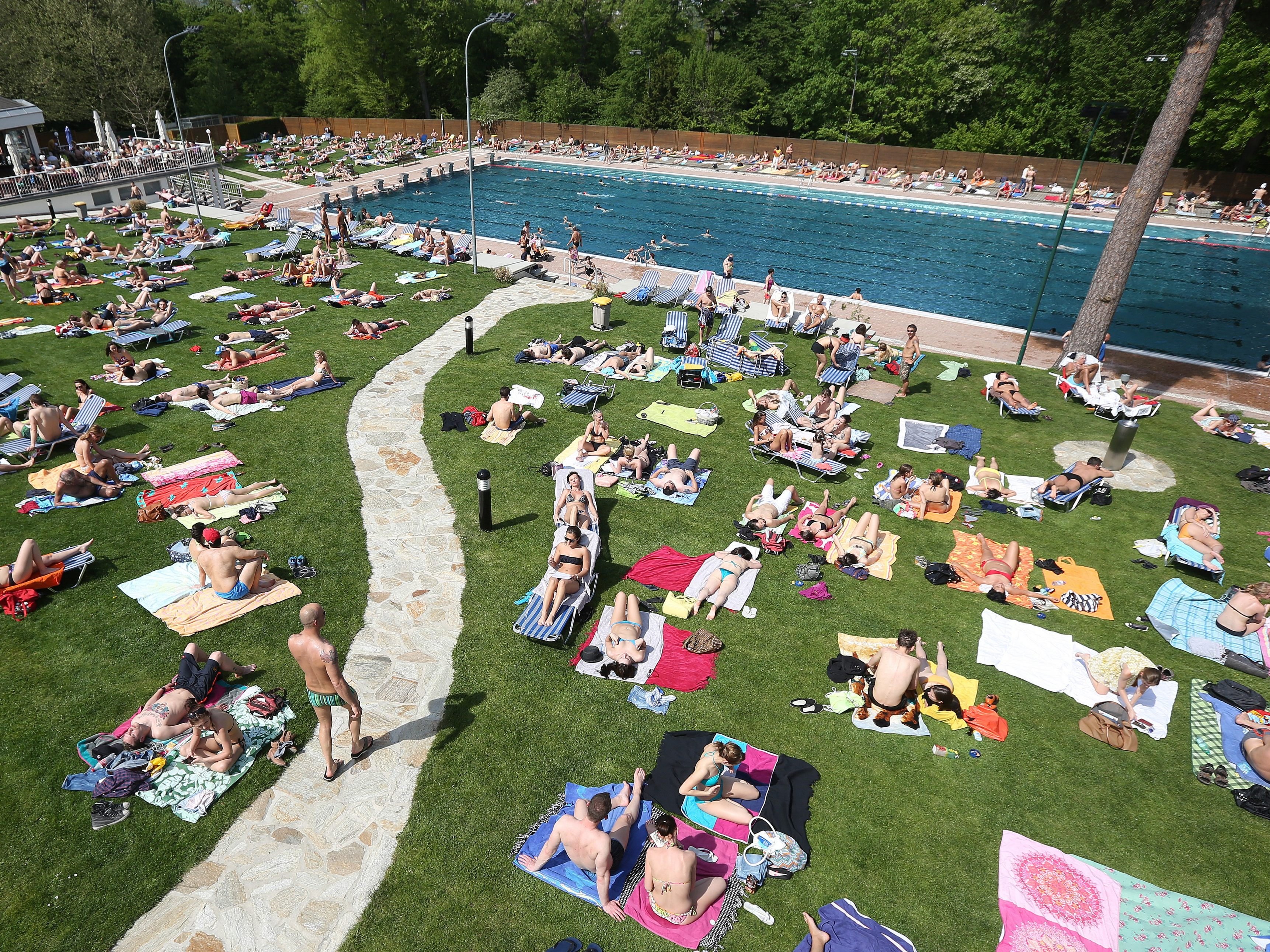 Das Schönbrunner Bad in Wien-Hietzing wurde regelrecht gestürmt.