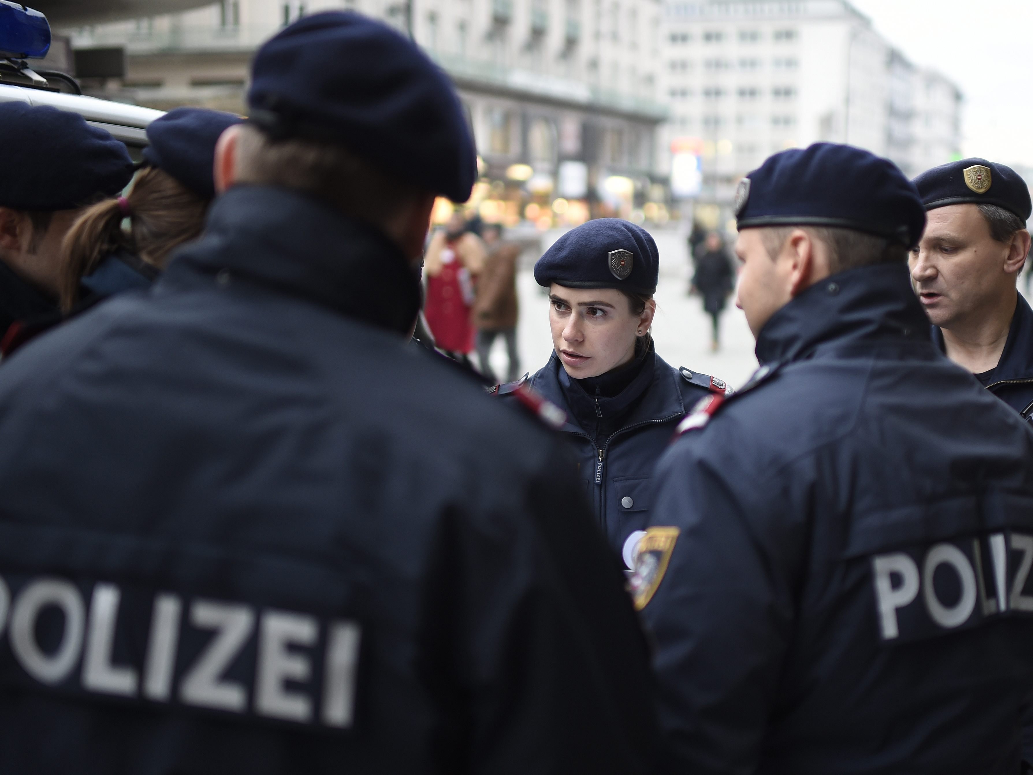 Die Polizei nahm die beiden Männer nach kurzer Flucht fest. Die Polizei nahm die beiden Männer nach kurzer Flucht fest.
