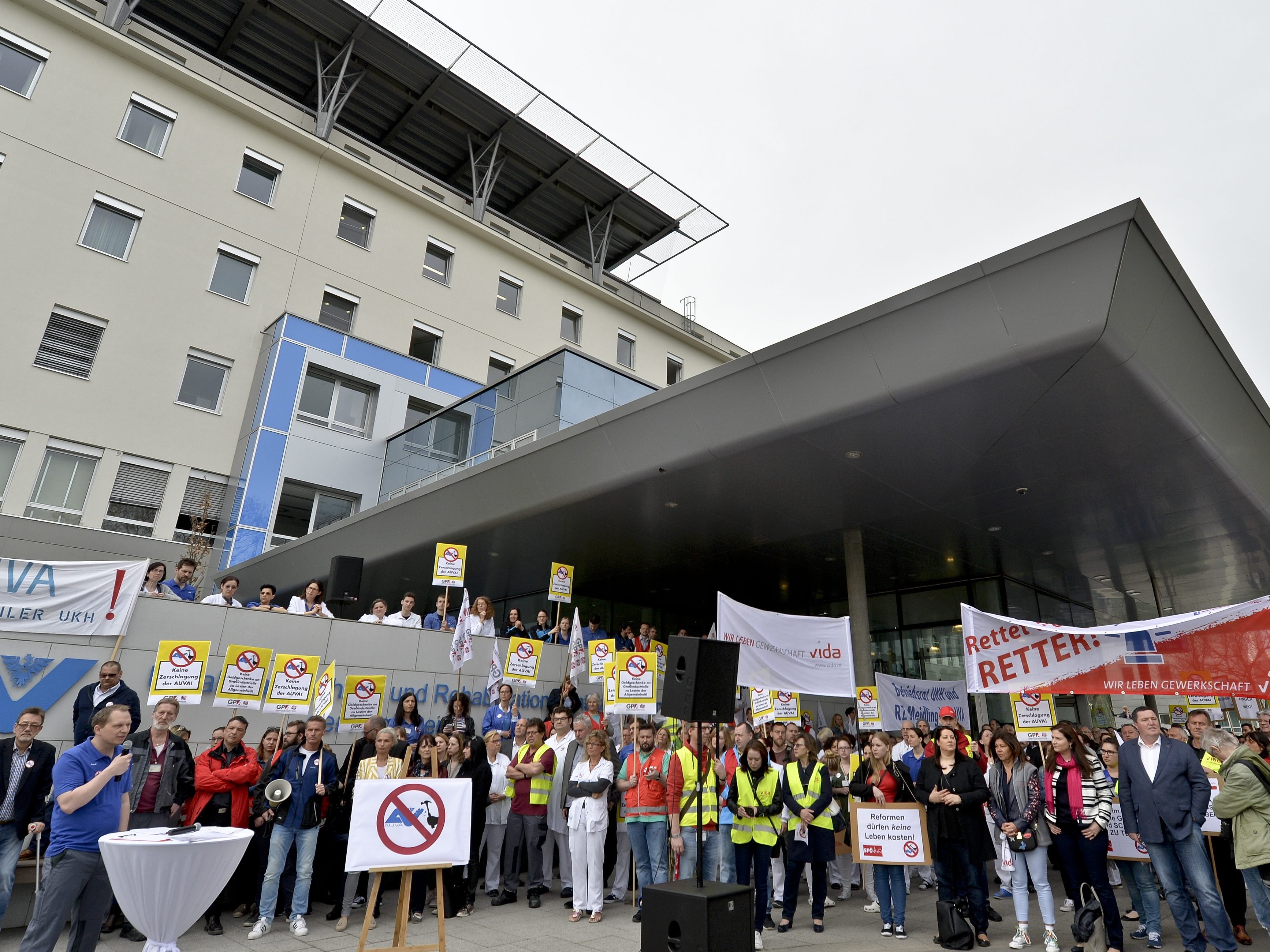 Vor dem UKH Meidling kam es zu einer Kundgebung gegen die AUVA-Pläne der Regierung.