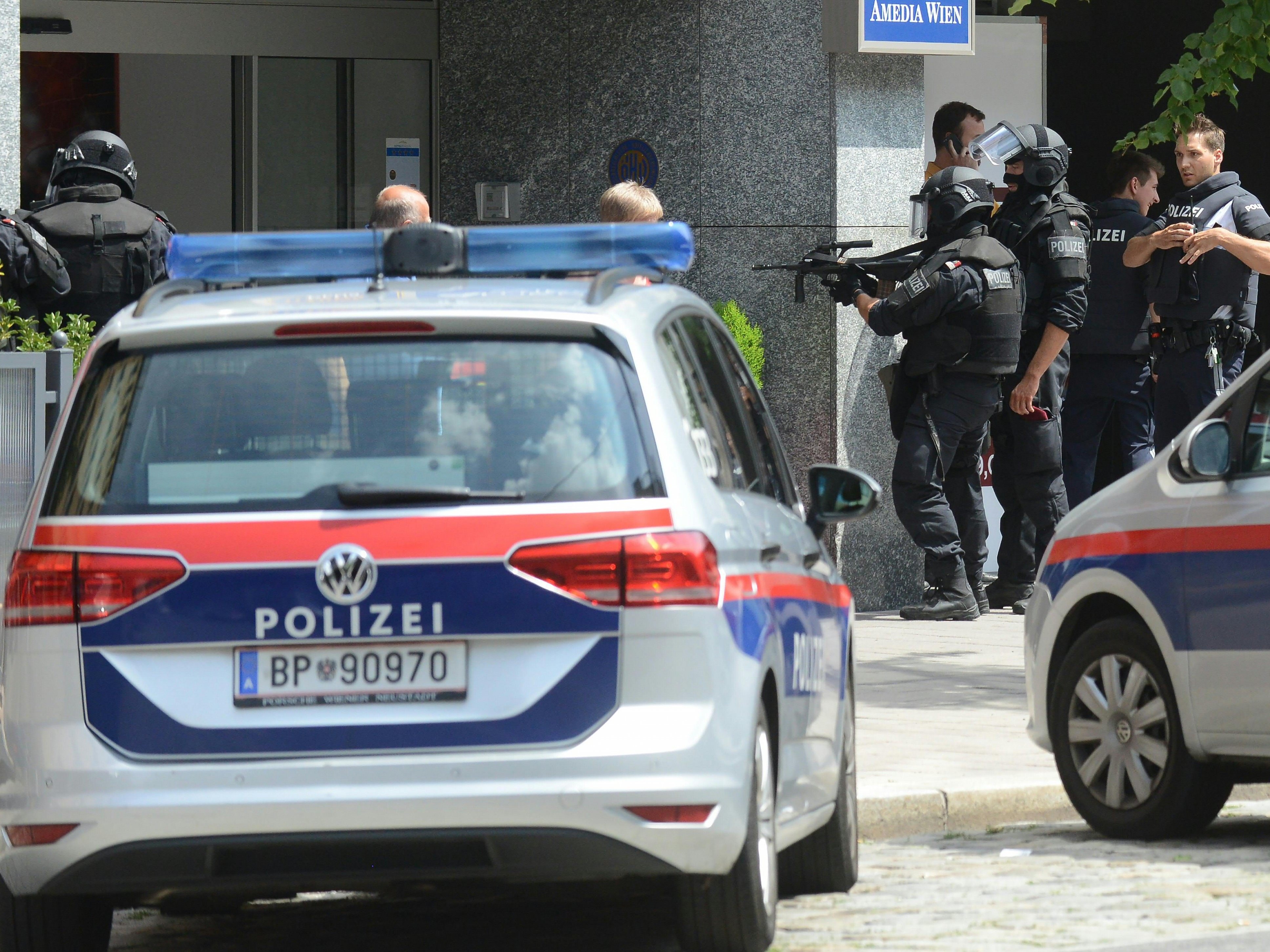 21-jähriger schießt mit Gaspistole mehrmals auf Kindergarten in Wien-Landstraße. 21-jähriger schießt mit Gaspistole mehrmals auf Kindergarten in Wien-Landstraße.