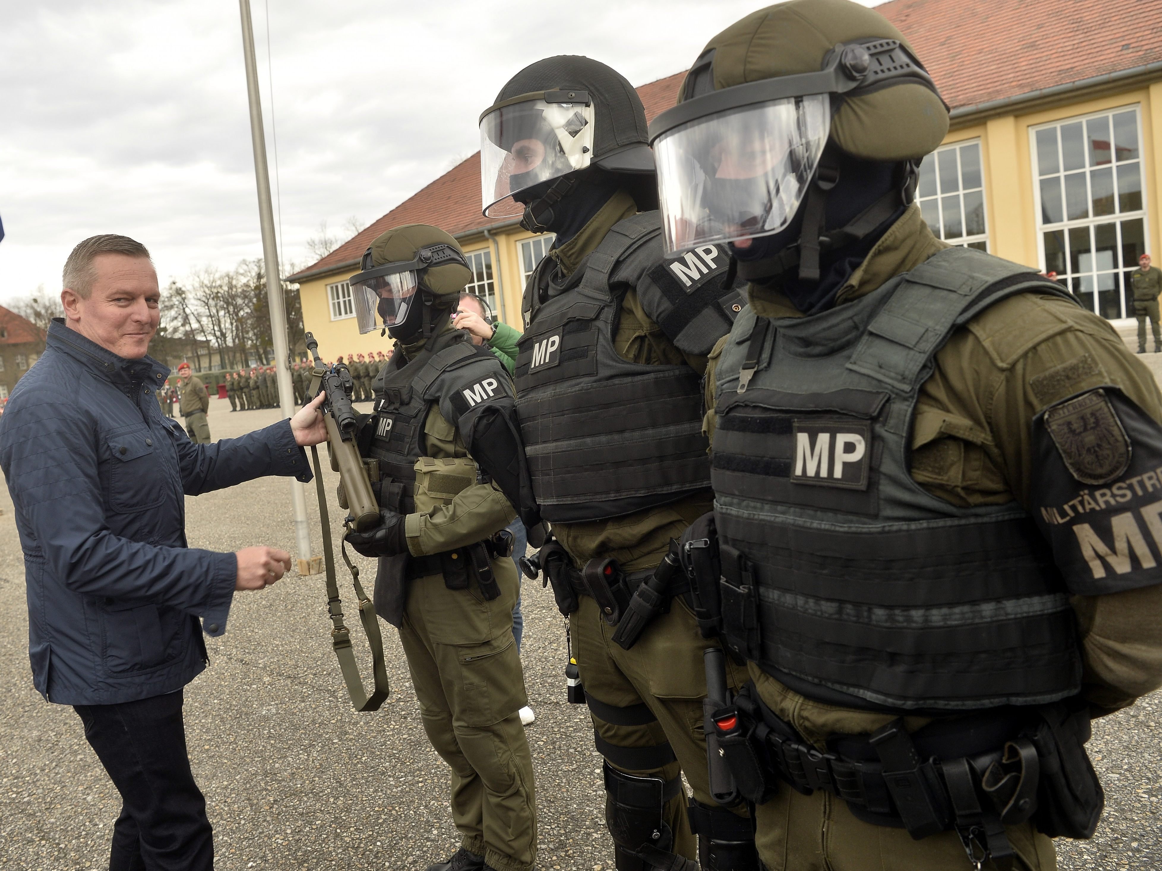 Mario Kunasek übergab das neue Sturmgewehr an die Militärpolizei.