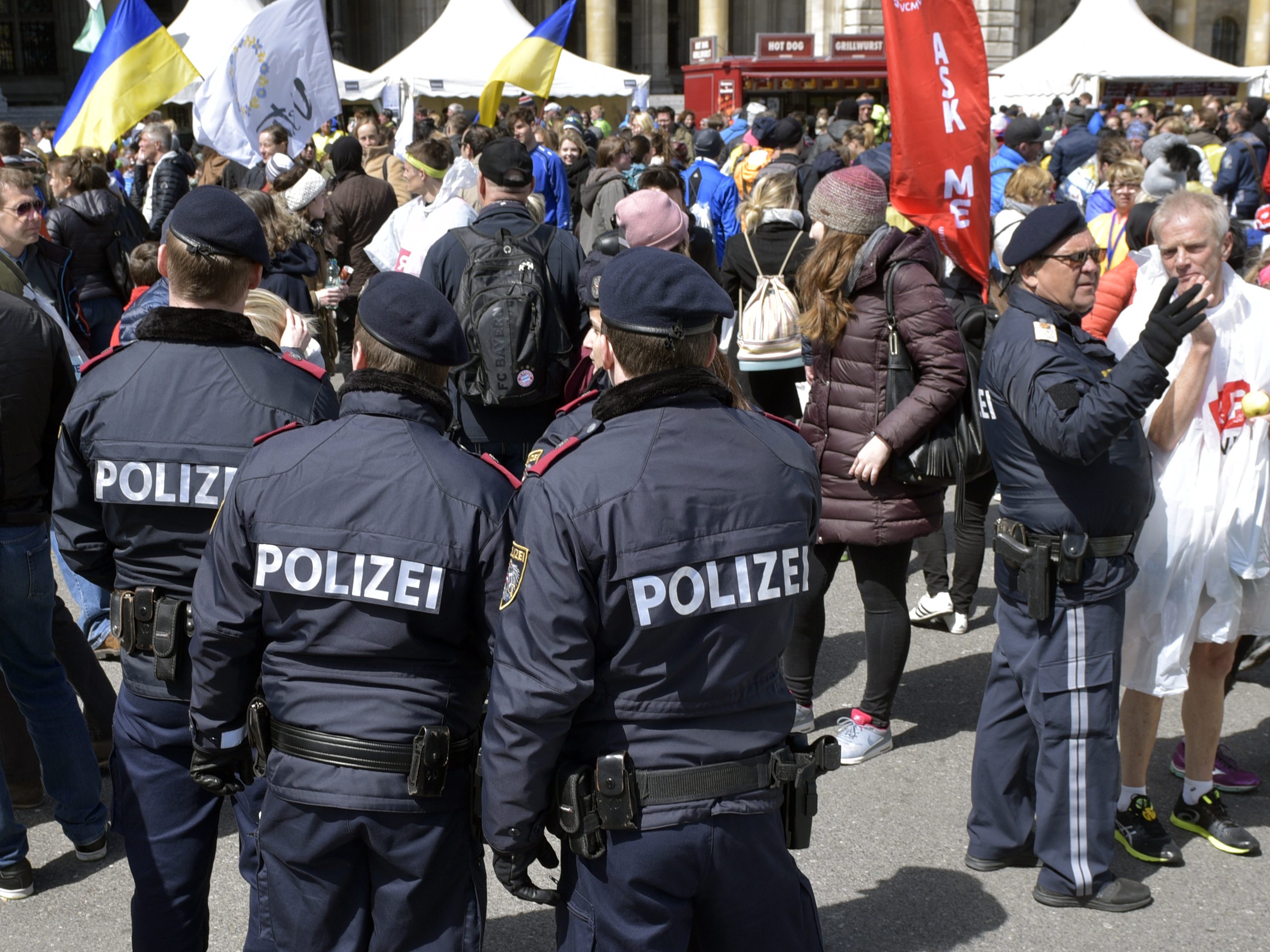 Rund 400 Polizisten und 500 Ordner sorgen beim VCM in Wien für Sicherheit. Rund 400 Polizisten und 500 Ordner sorgen beim VCM in Wien für Sicherheit.