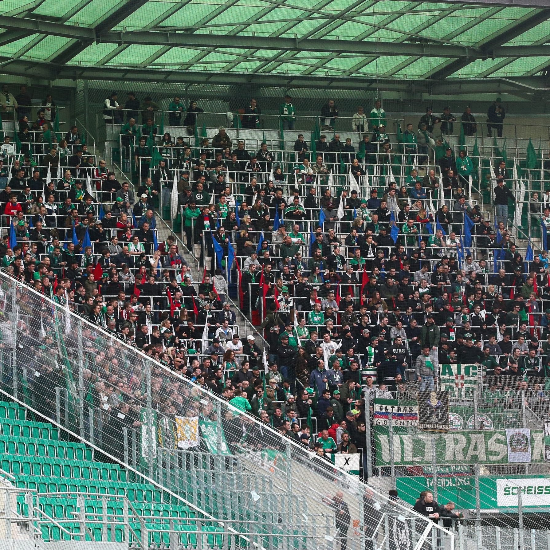 Das Heimspiel gegen St. Pölten verfolgten viele Rapid-Fans vom Gästesektor aus.