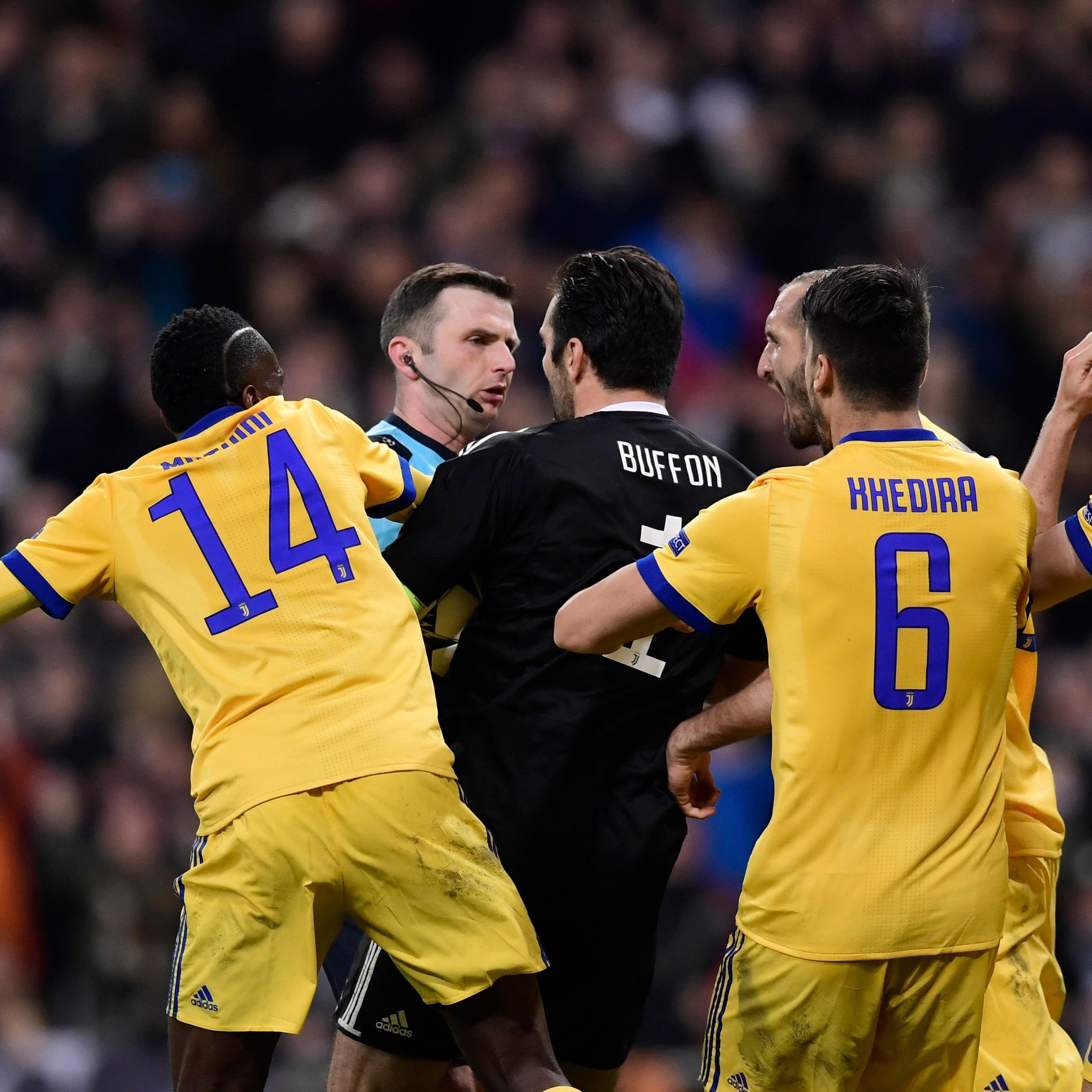 Buffon und Co. waren mit dem Elfmeter-Pfiff nicht einverstanden.