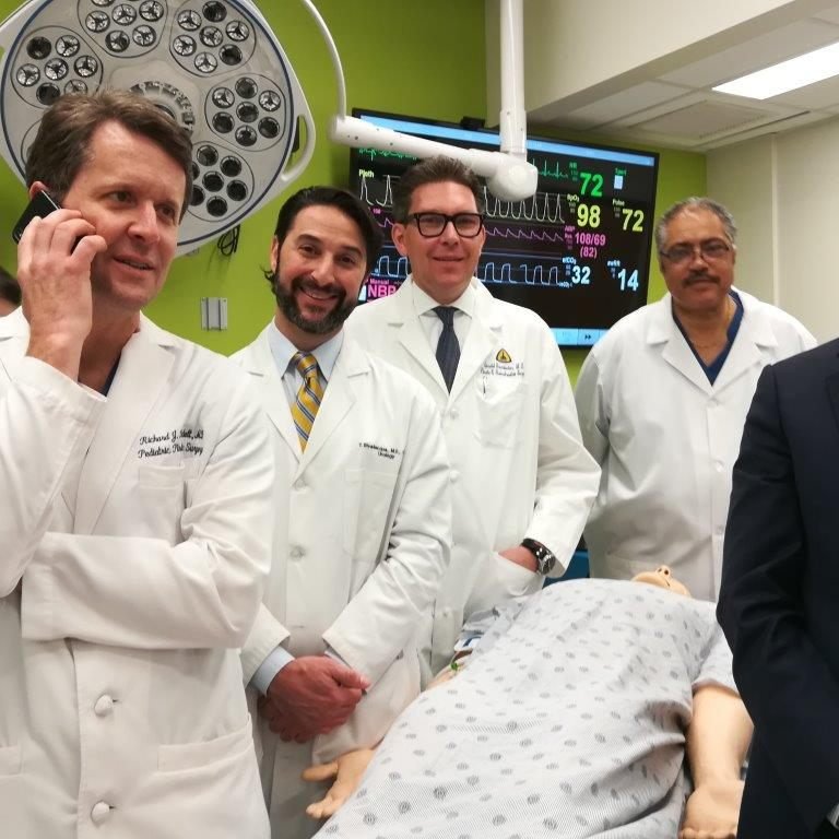 Das Medizinerteam posiert um ein Model. Der Soldat bat, anonym zu bleiben.