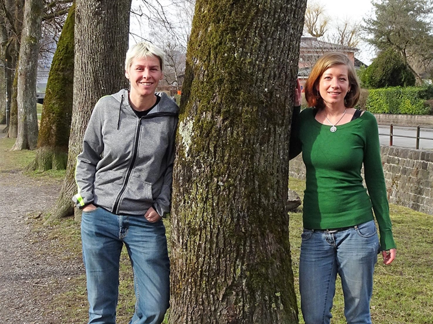 Elisabeth Oetting (r.) und StR. Patrizia Tschallener wollen Bäumchen für Neugeborene in Hohenems.