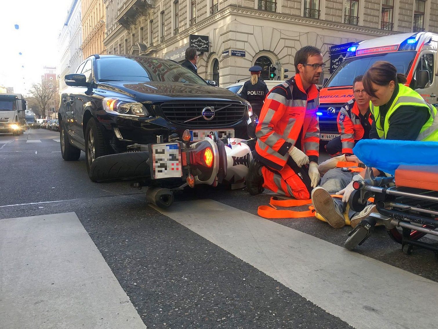 Der 25-jährige Motorradlenker wurde bei dem Unfall in Wien-Alsergrund leicht verletzt. Der 25-jährige Motorradlenker wurde bei dem Unfall in Wien-Alsergrund leicht verletzt.
