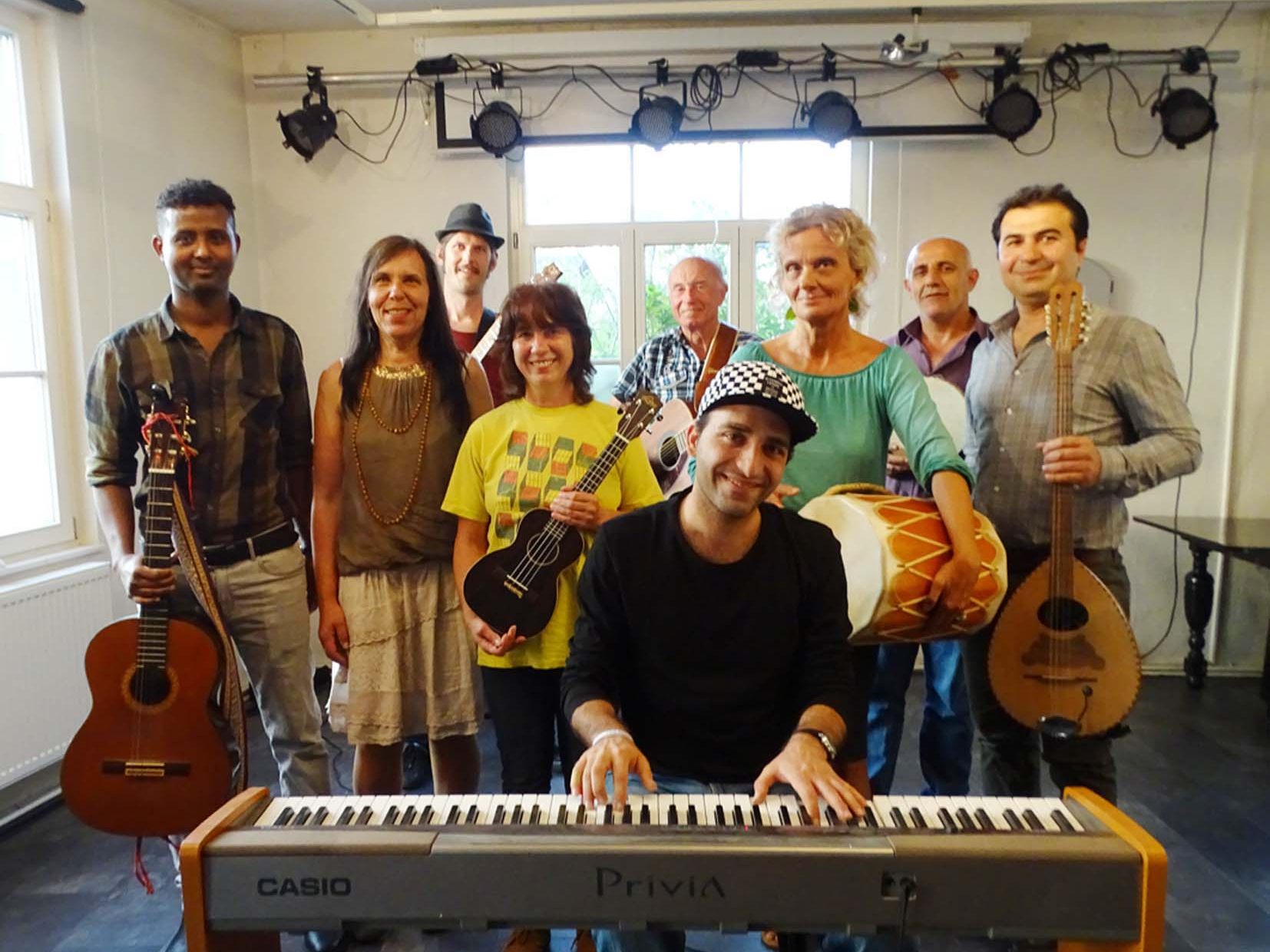 Das Beislorchester und die Band „Kobane“ treten bei der 50. Open Stage gemeinsam auf.