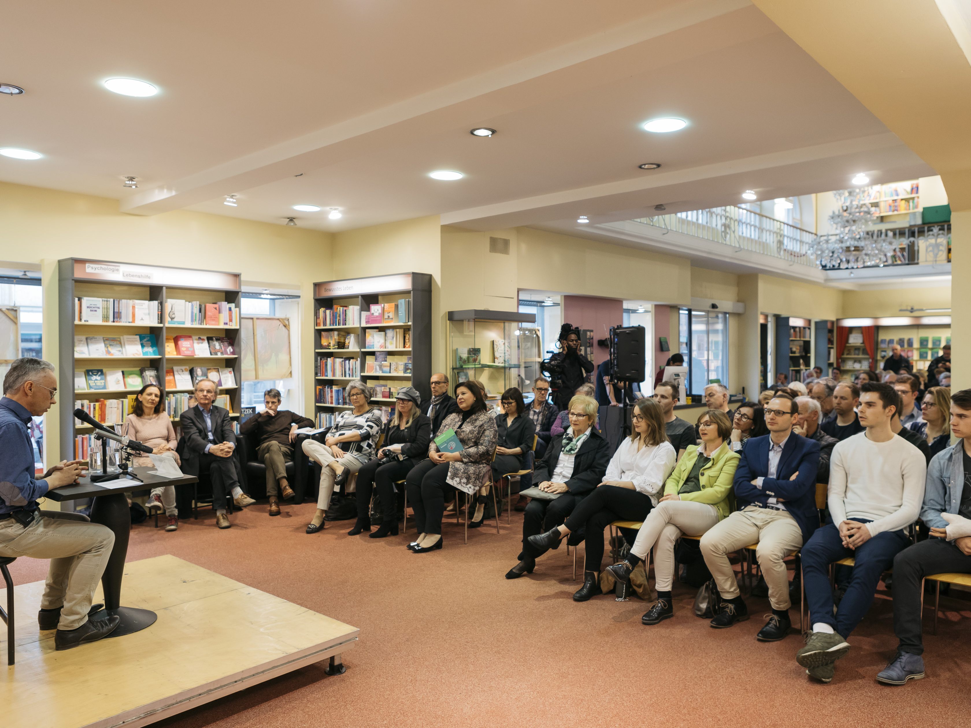 Christof Drexel bei der Vorstellung seines Sachbuchs Zwei Grad. Eine Tonne. in der Buchhandlung Brunner in Bregenz am 5. April 2018.