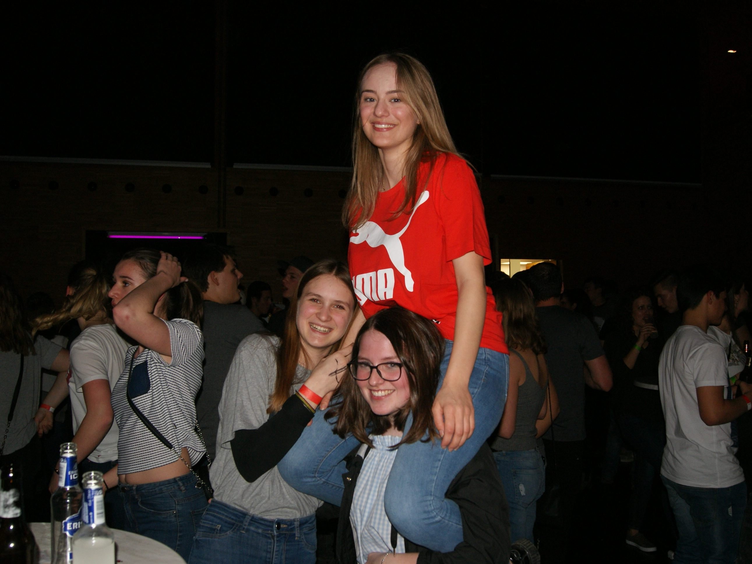 Besucher in Partylaune beim Osterrock