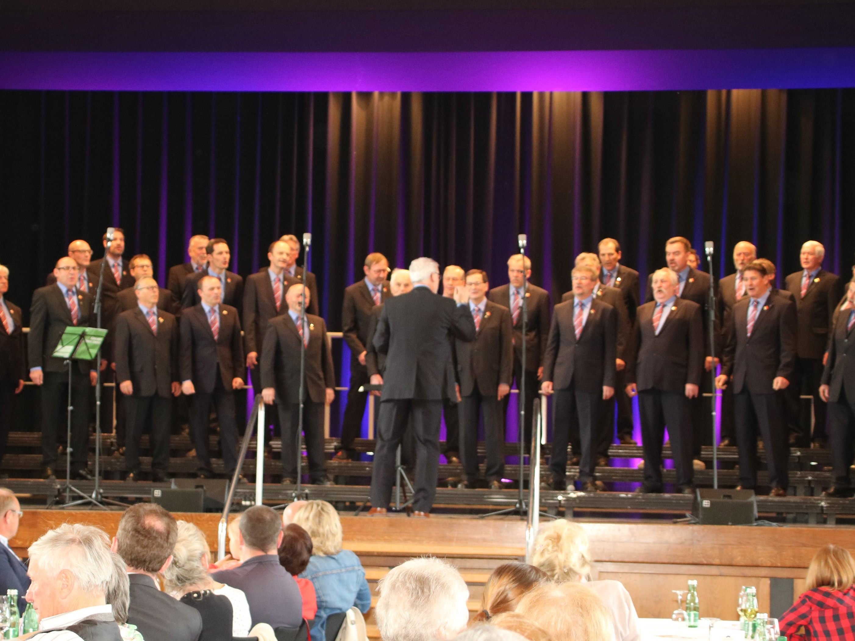 Der Männerchor Lauterach bei der 12. Chor-Matinee Hofsteig Der Männerchor Lauterach bei der 12. Chor-Matinee Hofsteig