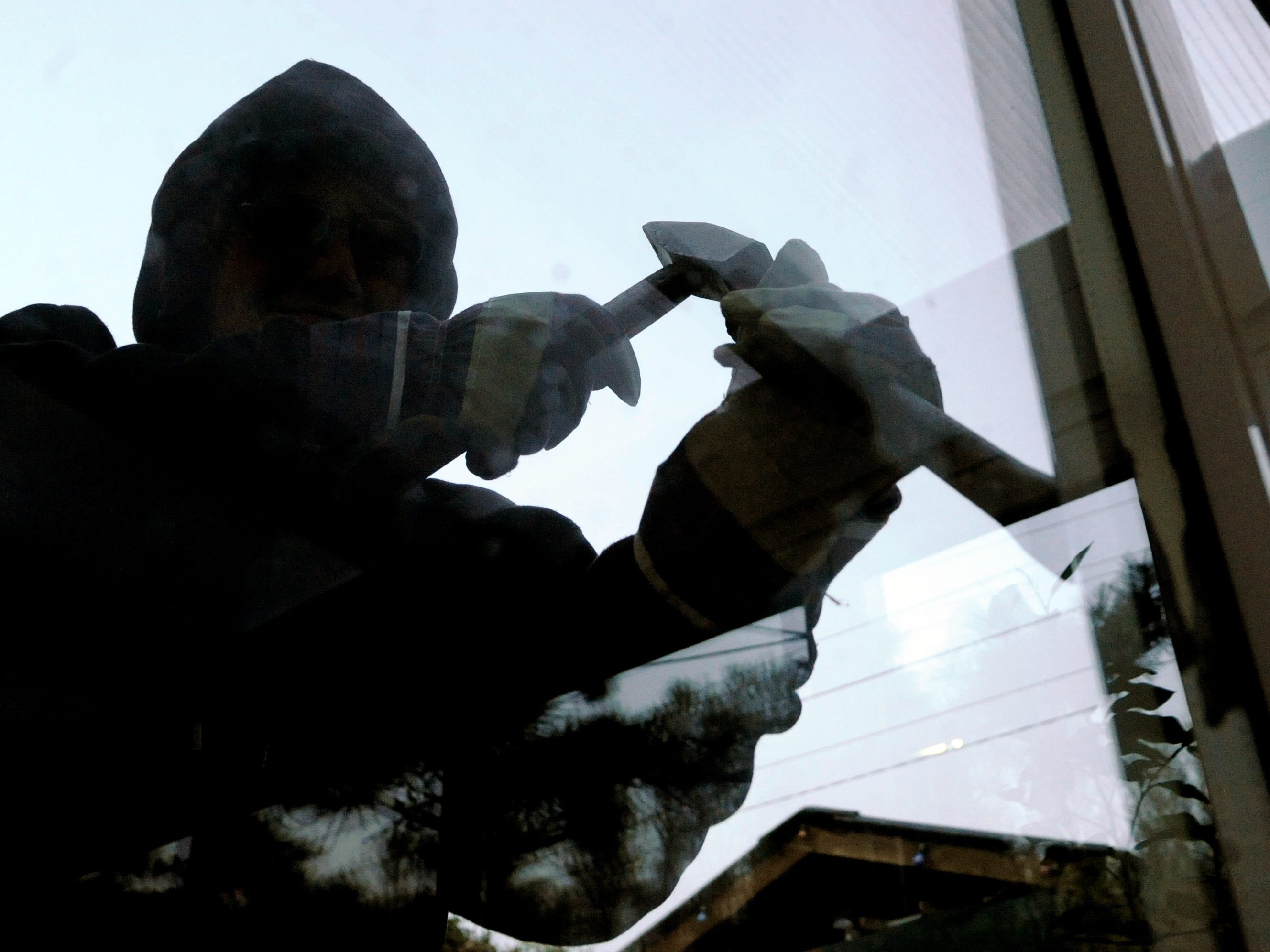 Die jugendlichen Diebe wurde von den Polizisten erwischt. Die jugendlichen Diebe wurde von den Polizisten erwischt.