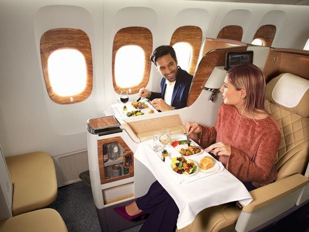 In der Business Class von Emirates beginnt die Hochzeitsreise.