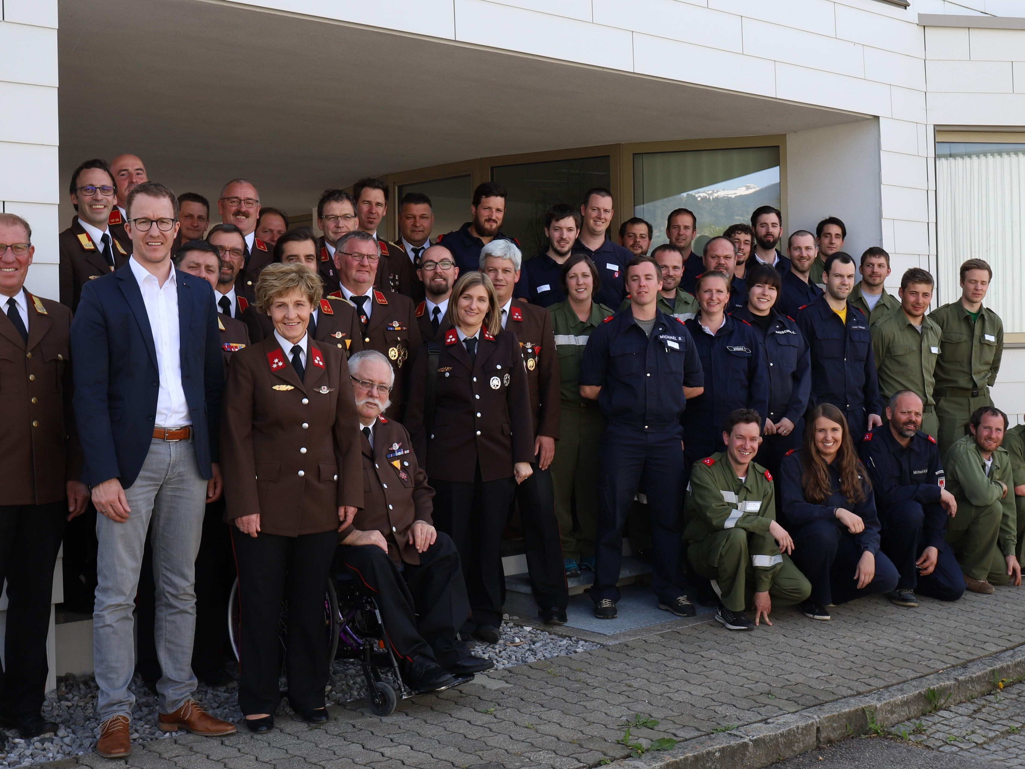 Landesrat Christian Gantner und Landesfeuerwehrinspektor Hubert Vetter gemeinsam mit Bewertern und teilnehmenden Feuerwehrleuten Landesrat Christian Gantner und Landesfeuerwehrinspektor Hubert Vetter gemeinsam mit Bewertern und teilnehmenden Feuerwehrleuten