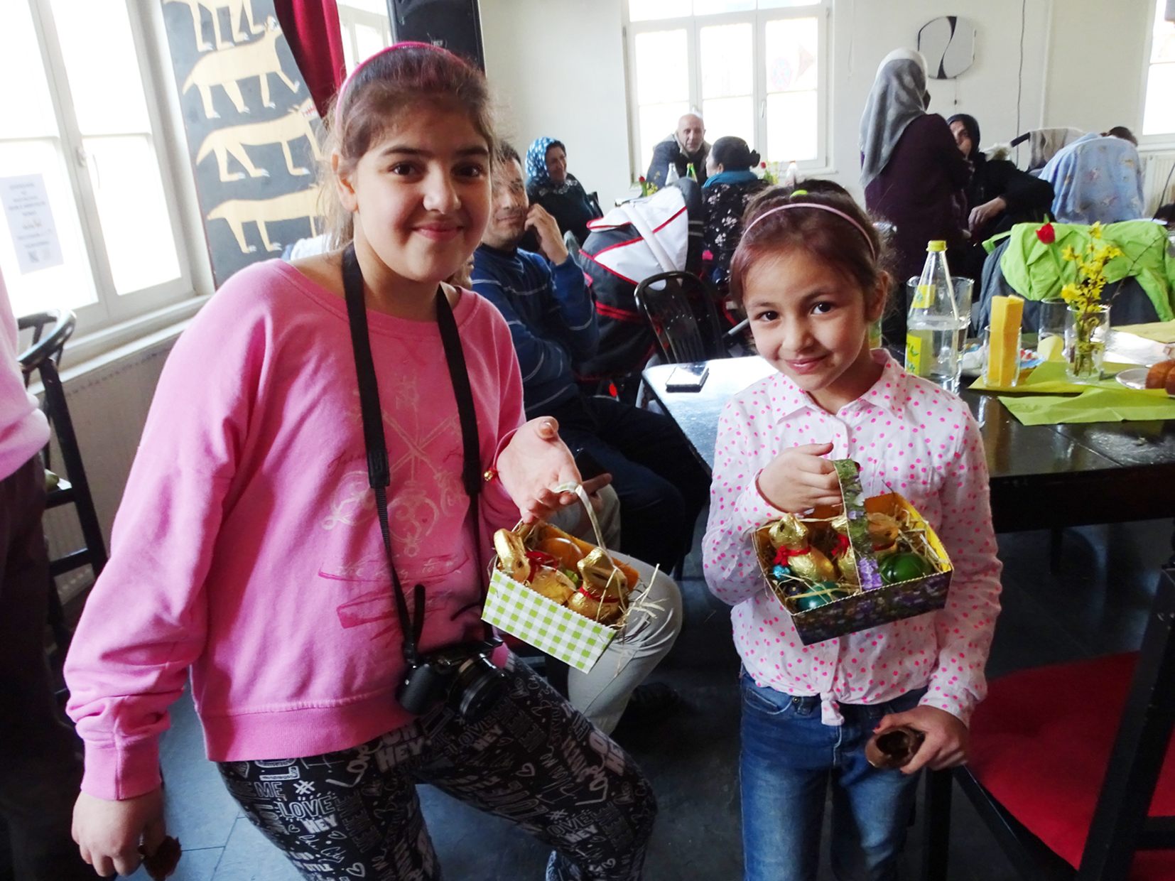 Auch Nur (12 Jahre) und Jasmin (7 Jahre) aus Syrien freuten sich über die Osternester. Auch Nur (12 Jahre) und Jasmin (7 Jahre) aus Syrien freuten sich über die Osternester.
