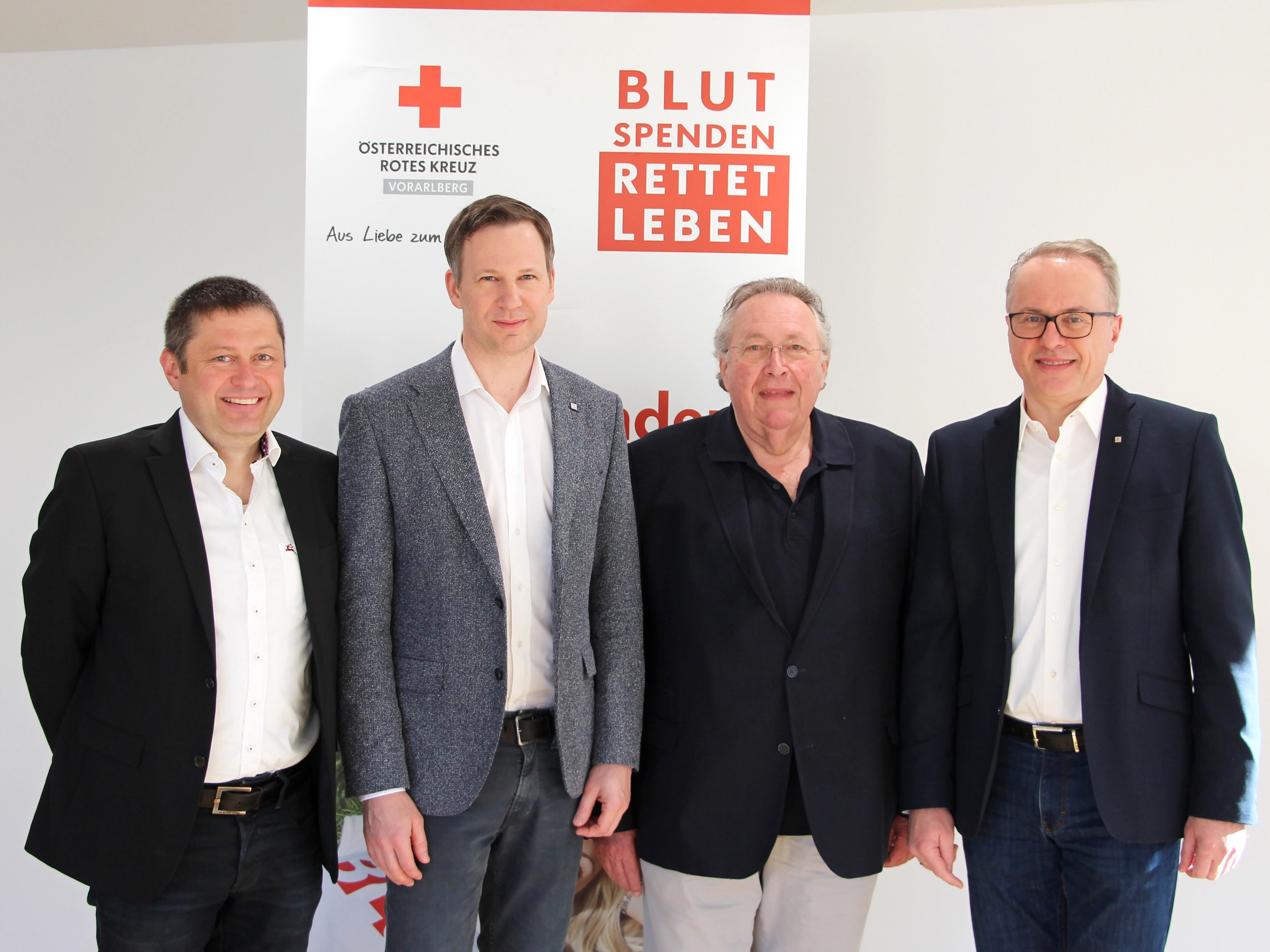 v.l.: Michael Hamel, Organisationsleiter Blutspendedienst Vorarlberg; Dr. Christof Jungbauer, Medizinischer Leiter der Blutspendezentrale für Wien, NÖ und Bgld.; Prof. DDr. H.C. Wolfgang R. Mayr, Transfusionsmediziner und medizinischer Berater für das Blutspendewesen im ÖRK; Mag. Franz Rous, Kaufmännischer Geschäftsführer ÖRK Landesverband Vorarlberg.