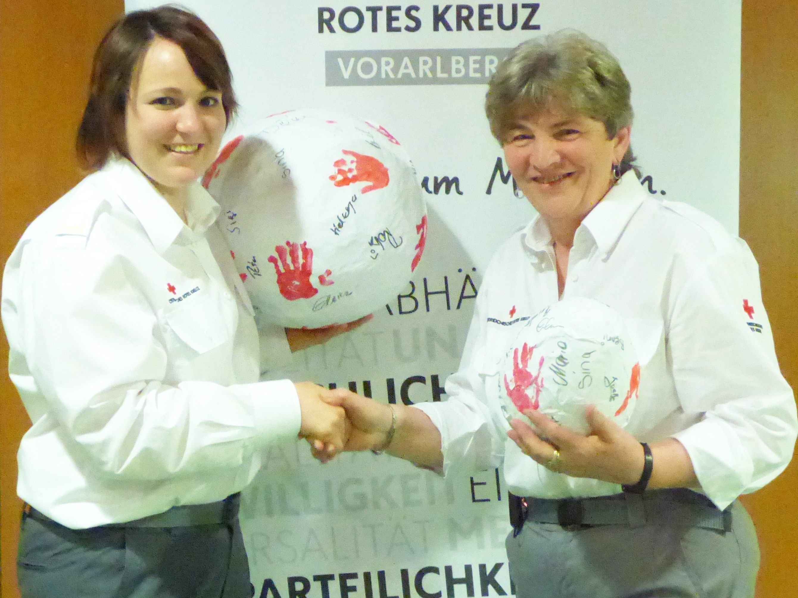 Der symbolische Ball rollt auch nach der Übergabe an die neue Ortsstellenleiterin weiter – v.li.: Elfriede Schedler und Annemarie Berkmann. Der symbolische Ball rollt auch nach der Übergabe an die neue Ortsstellenleiterin weiter – v.li.: Elfriede Schedler und Annemarie Berkmann.