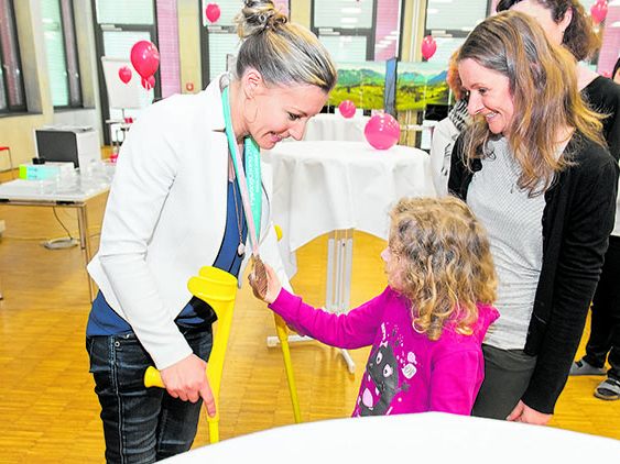 Wie sich so eine Olympiamedaille wohl anfühlt? Bitte sehr! Heike Eder teilte ihre Freude mit der ganzen Belegschaft der AK.