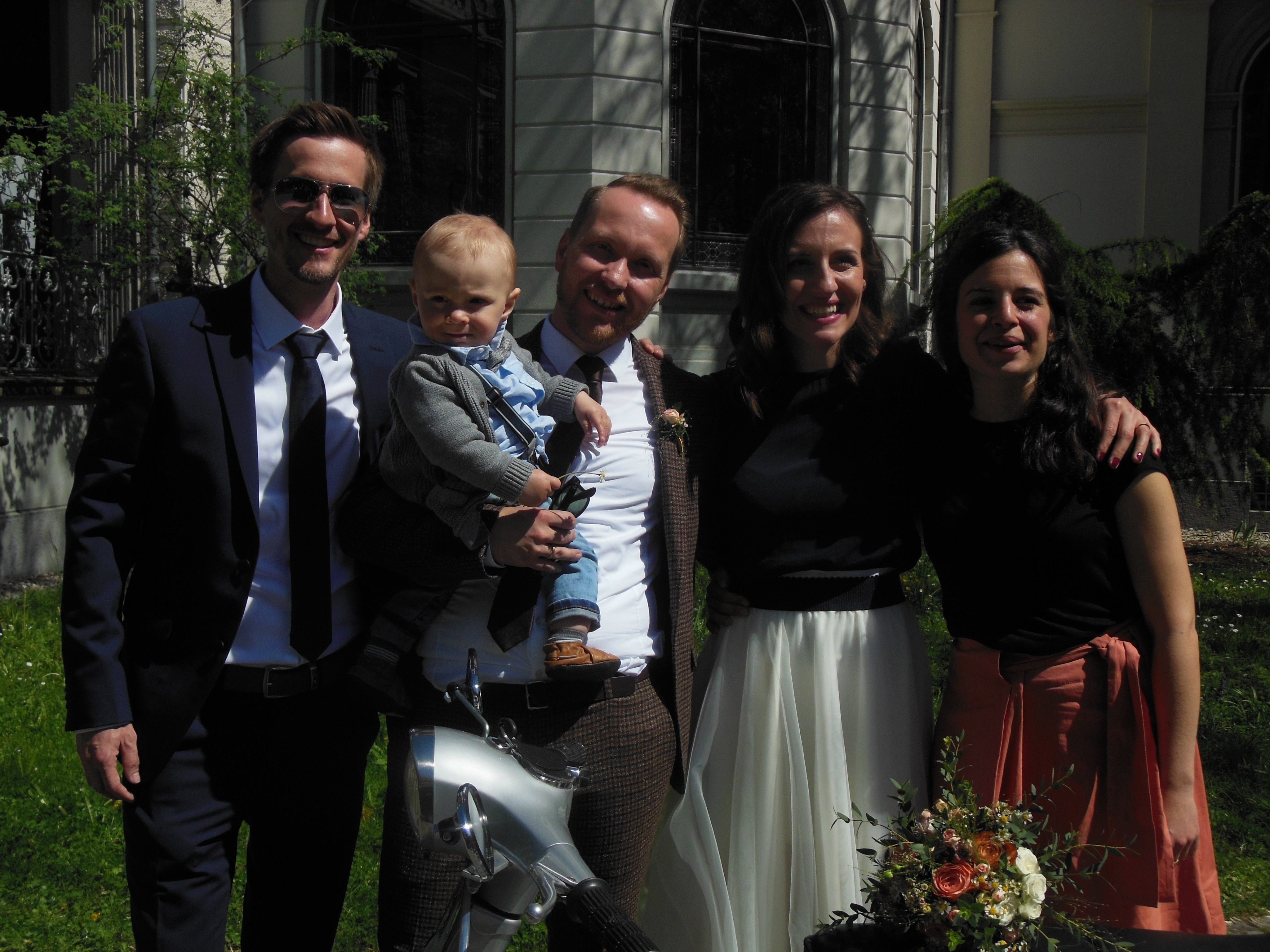 Das glückliche Paar mit Noah und den Trauzeugen. Das glückliche Paar mit Noah und den Trauzeugen.