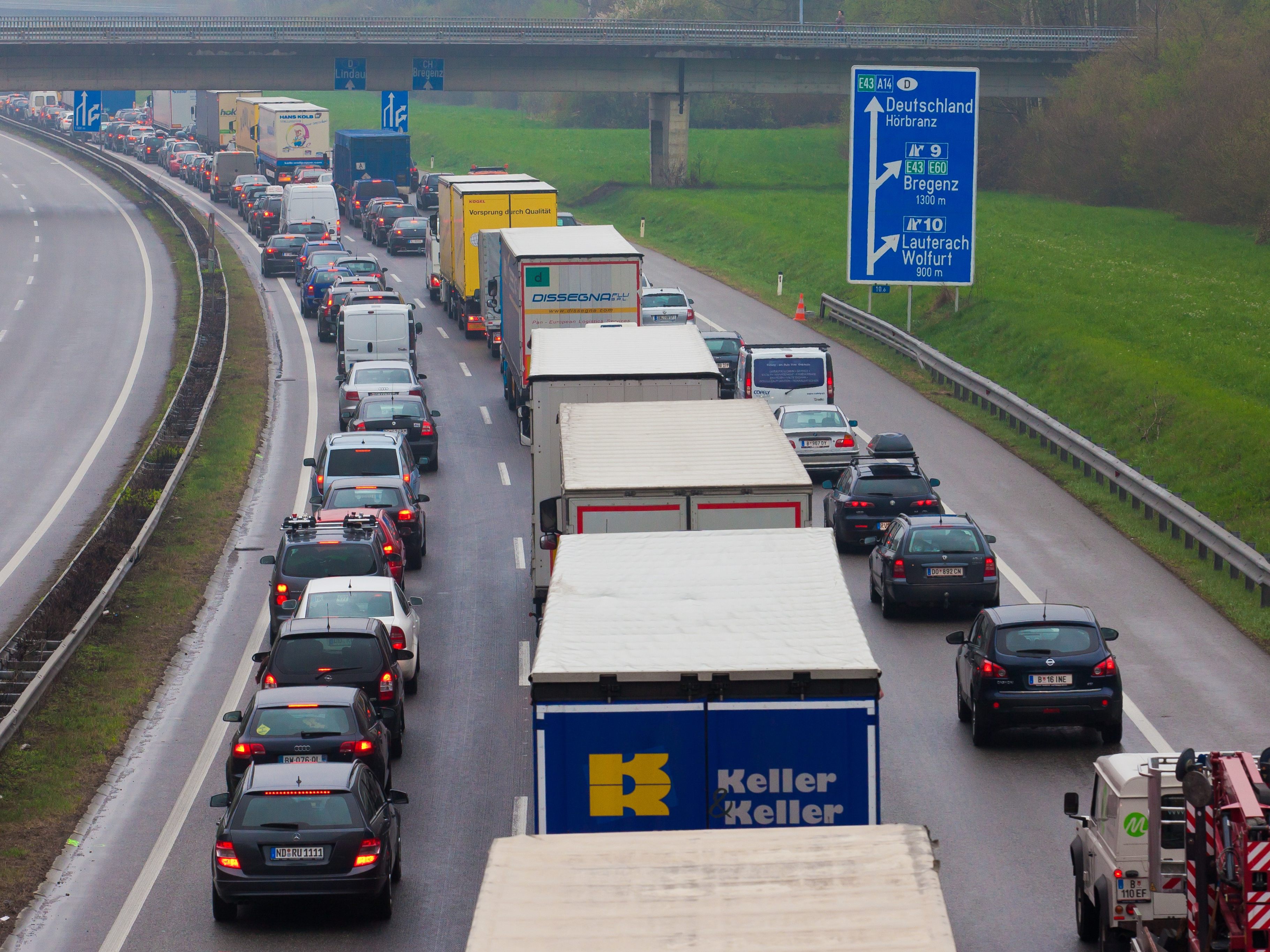 Es staut sich bereits massiv zurück.