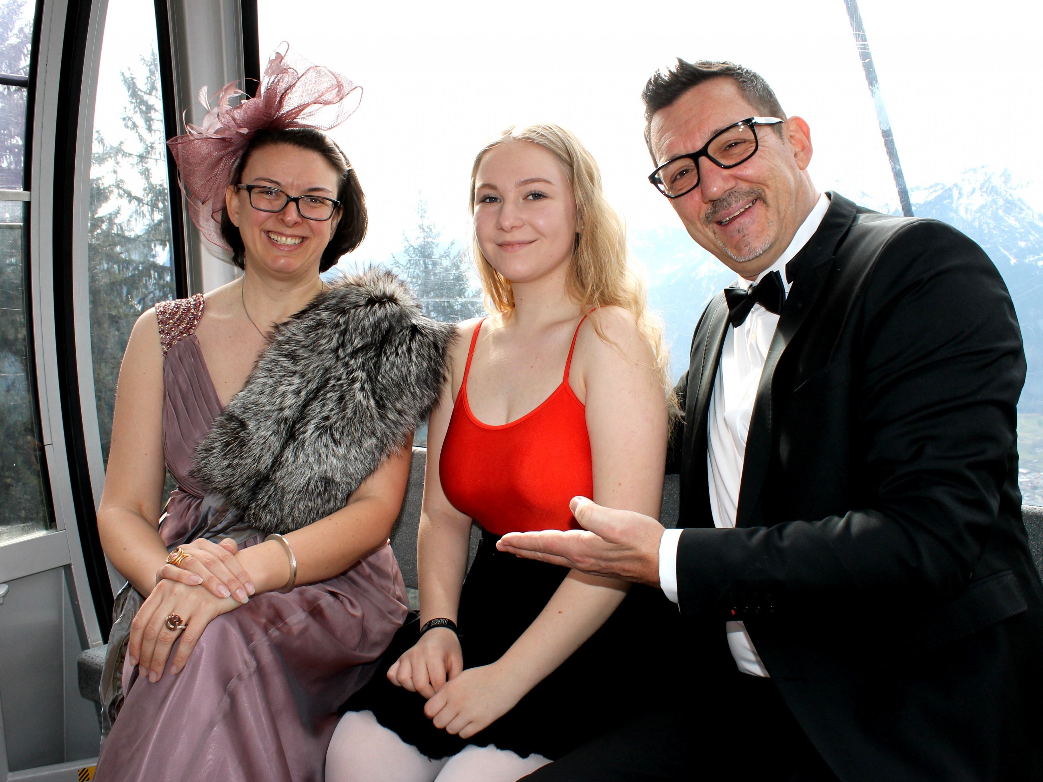 Mit Margit Hinterholzer und Lilla Szinak vom Musiktheater Vorarlberg gibt es die 91. Sendung "us dr Gondl" am Muttersberg Mit Margit Hinterholzer und Lilla Szinak vom Musiktheater Vorarlberg gibt es die 91. Sendung "us dr Gondl" am Muttersberg