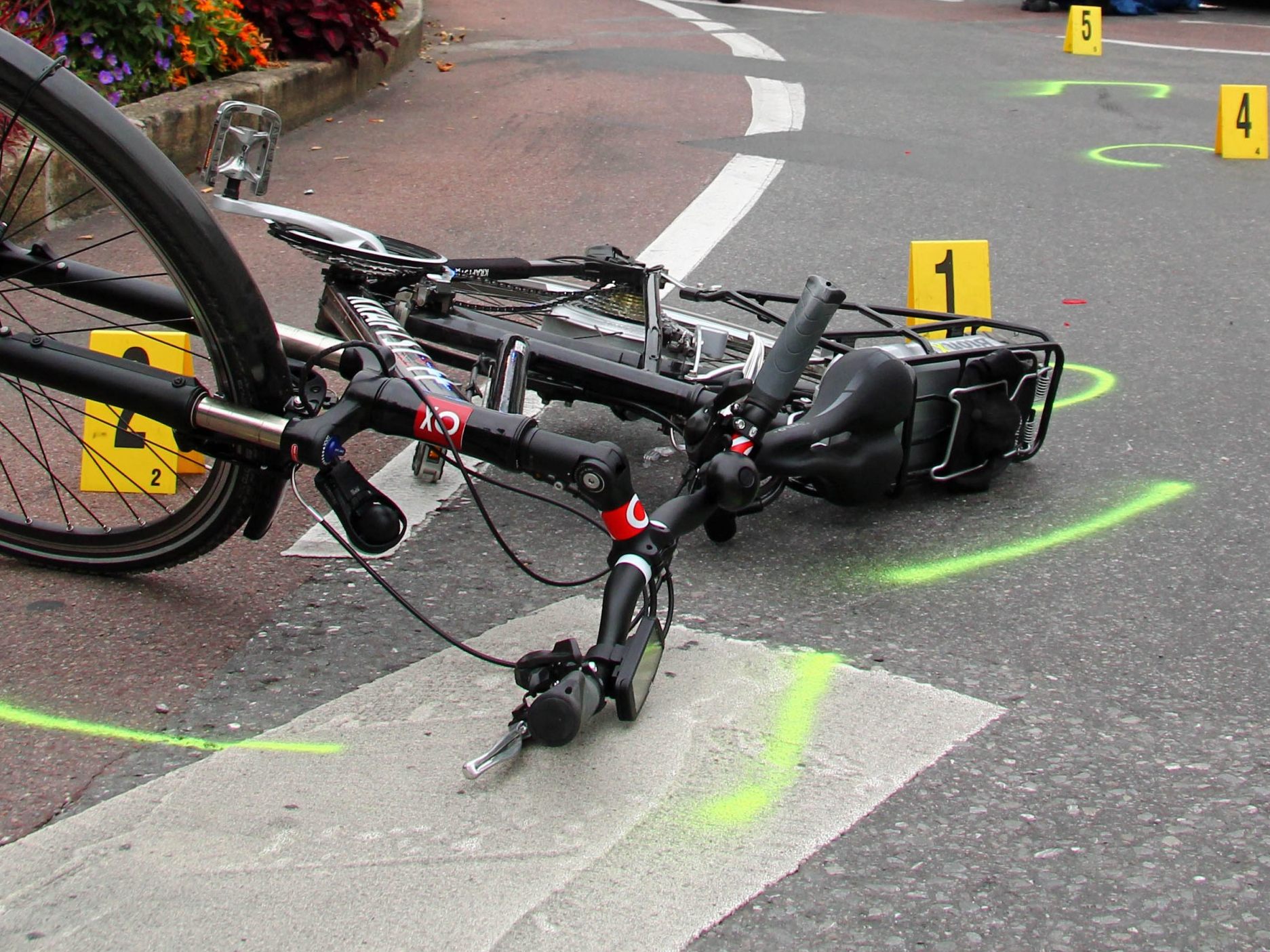 Das Fahrrad wurde vom Pkw erfasst./Symbolbild