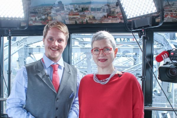 Talk im Riesenrad: Premierengast Ulrike Willam-Kinz mit Moderator Johannes Tschohl.