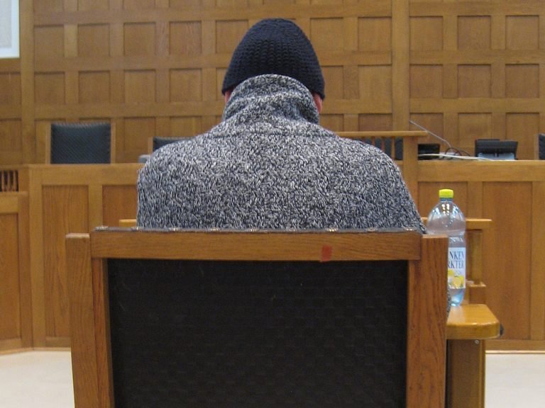 Ein Arzt muss sich derzeit vor Gericht verantworten.