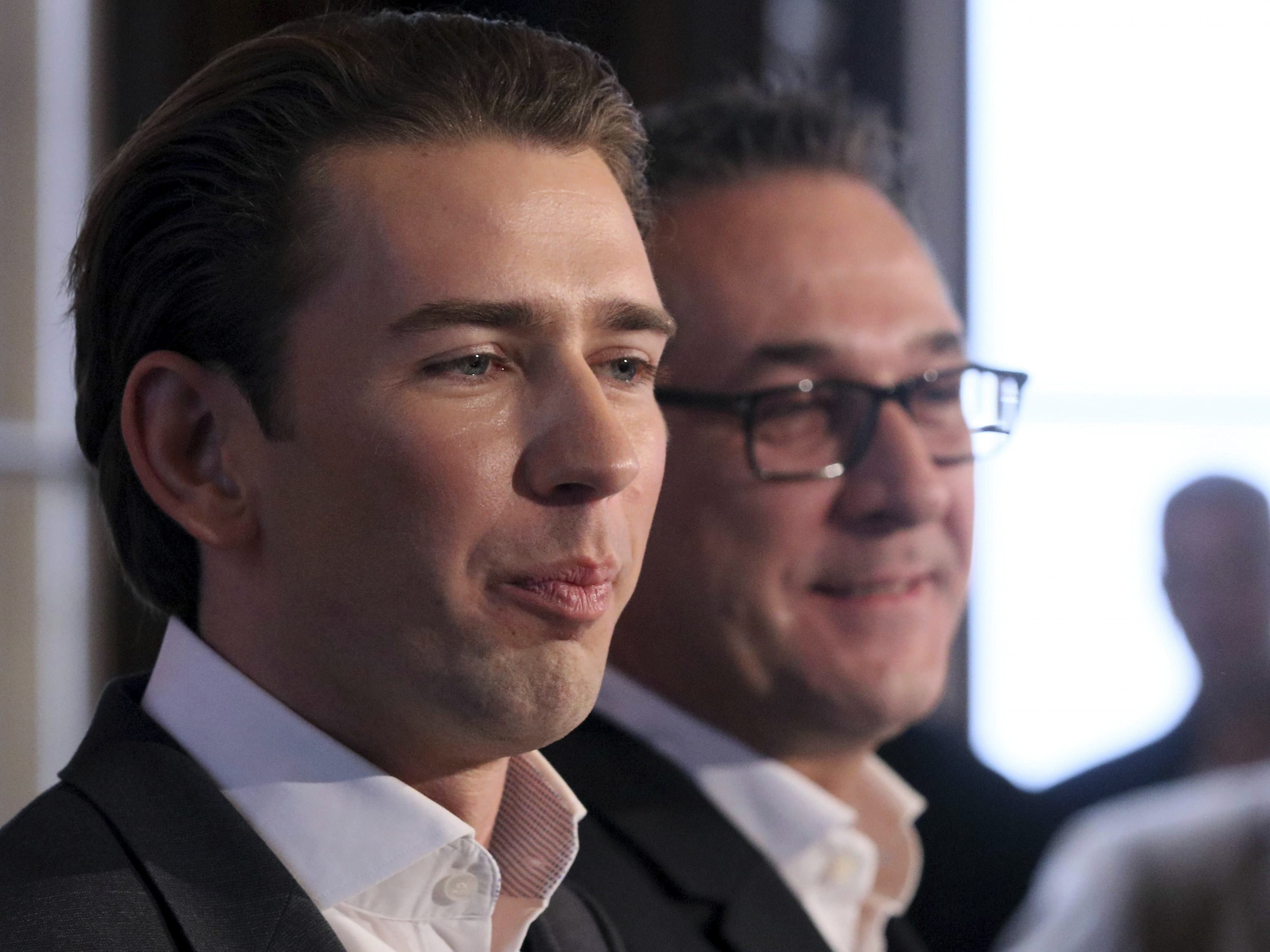Kanzler Kurz und Vizekanzler Strache treten gemeinsam vor die Kameras. Kanzler Kurz und Vizekanzler Strache treten gemeinsam vor die Kameras.