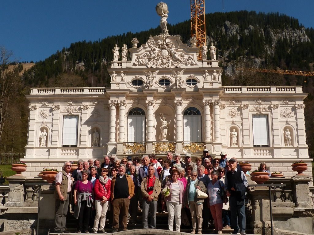 Die Götzner SeniorInnen vor Schloss Linderhof Die Götzner SeniorInnen vor Schloss Linderhof