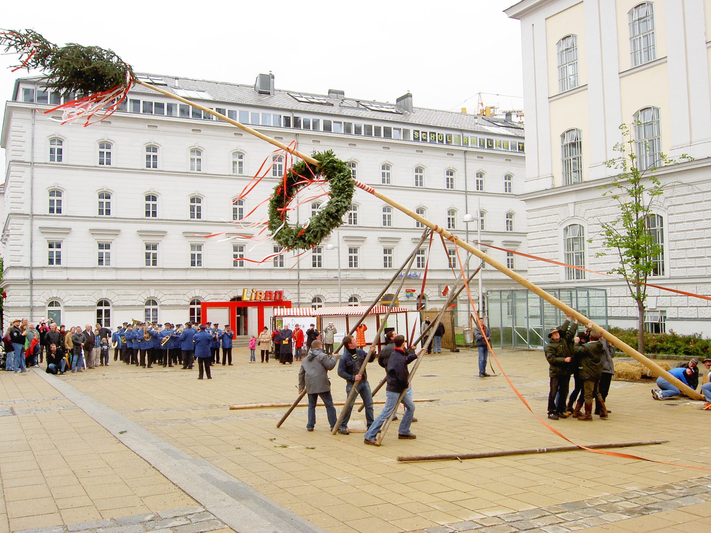 Zum 14. Mal wird der Maibaum in Wien Ottakring aufgestellt. Zum 14. Mal wird der Maibaum in Wien Ottakring aufgestellt.