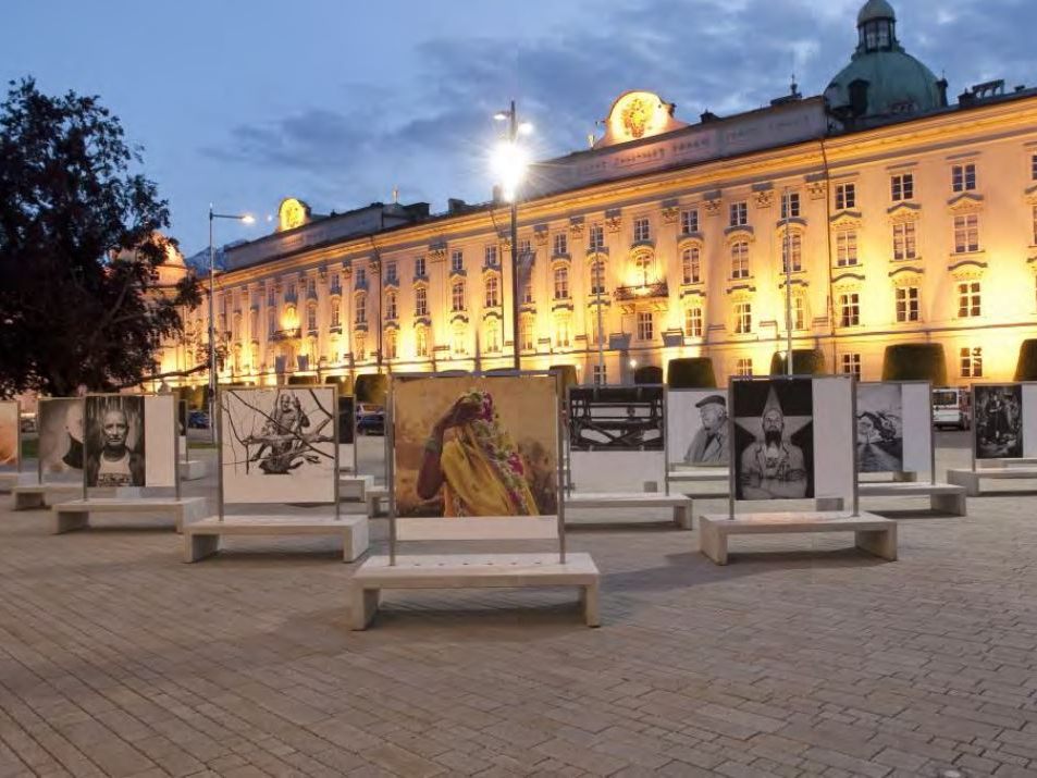 Insgesamt 37 Bilder werden vom 27.4. bis 11.5. auf dem Kirchplatz in Schruns zu sehen sein