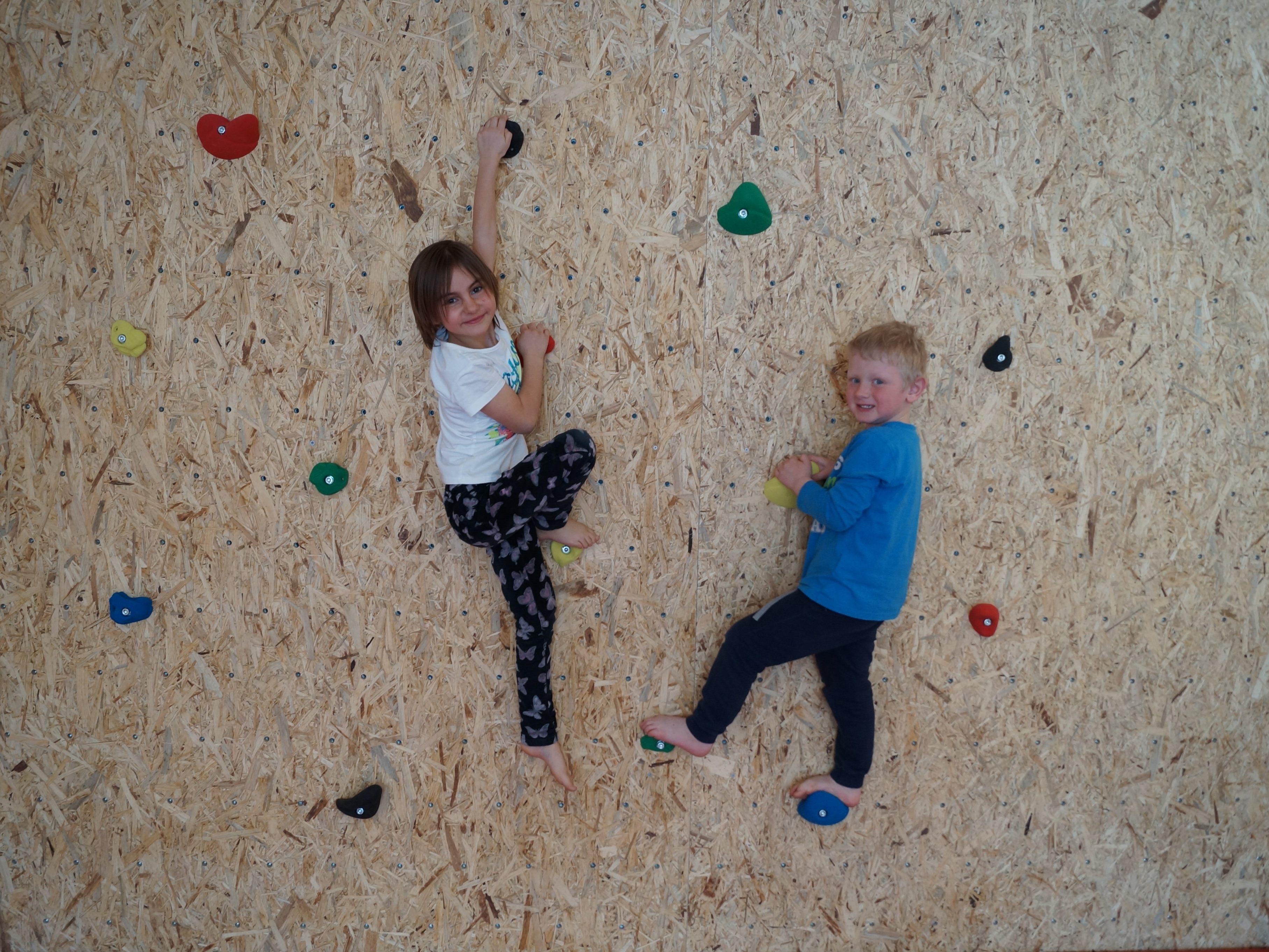 Bei unserer neuen Kletterwand erleben die Kinder miteinander Spaß an Bewegung. Bei unserer neuen Kletterwand erleben die Kinder miteinander Spaß an Bewegung.