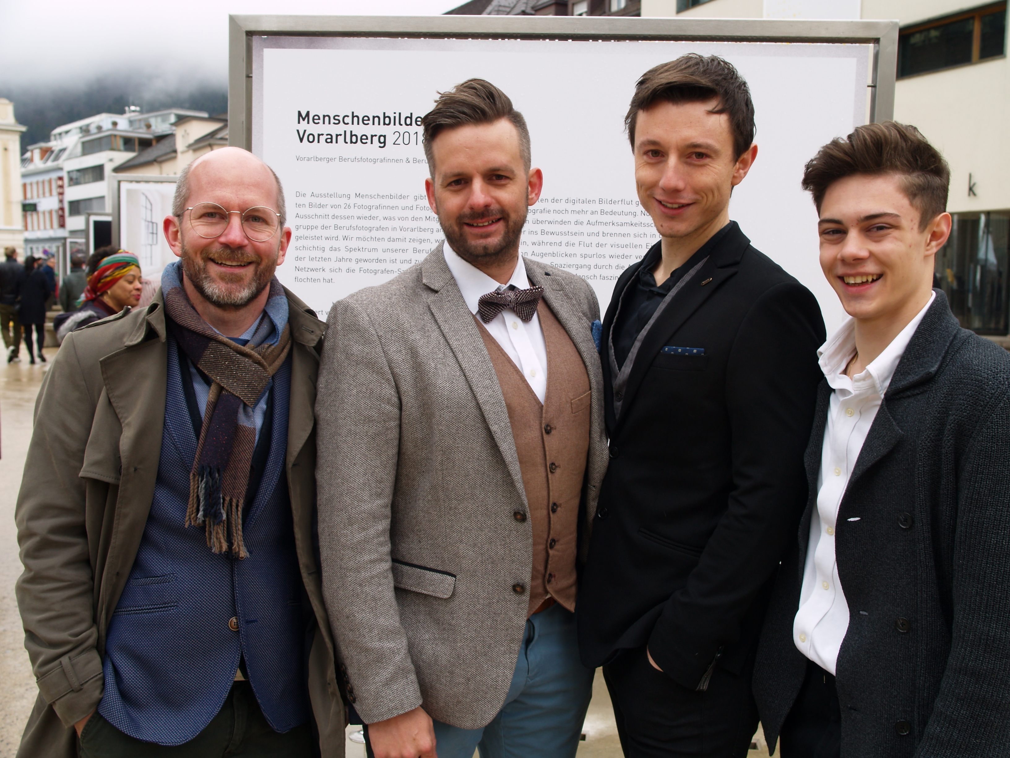 Matthias Weissengruber als Sprecher der Berufsfotografen mit Organisator Manuel Riesterer, sowie Kurator Emanuel Wiehl und Raphael Sturm bei der Eröffnung der Ausstellung Matthias Weissengruber als Sprecher der Berufsfotografen mit Organisator Manuel Riesterer, sowie Kurator Emanuel Wiehl und Raphael Sturm bei der Eröffnung der Ausstellung