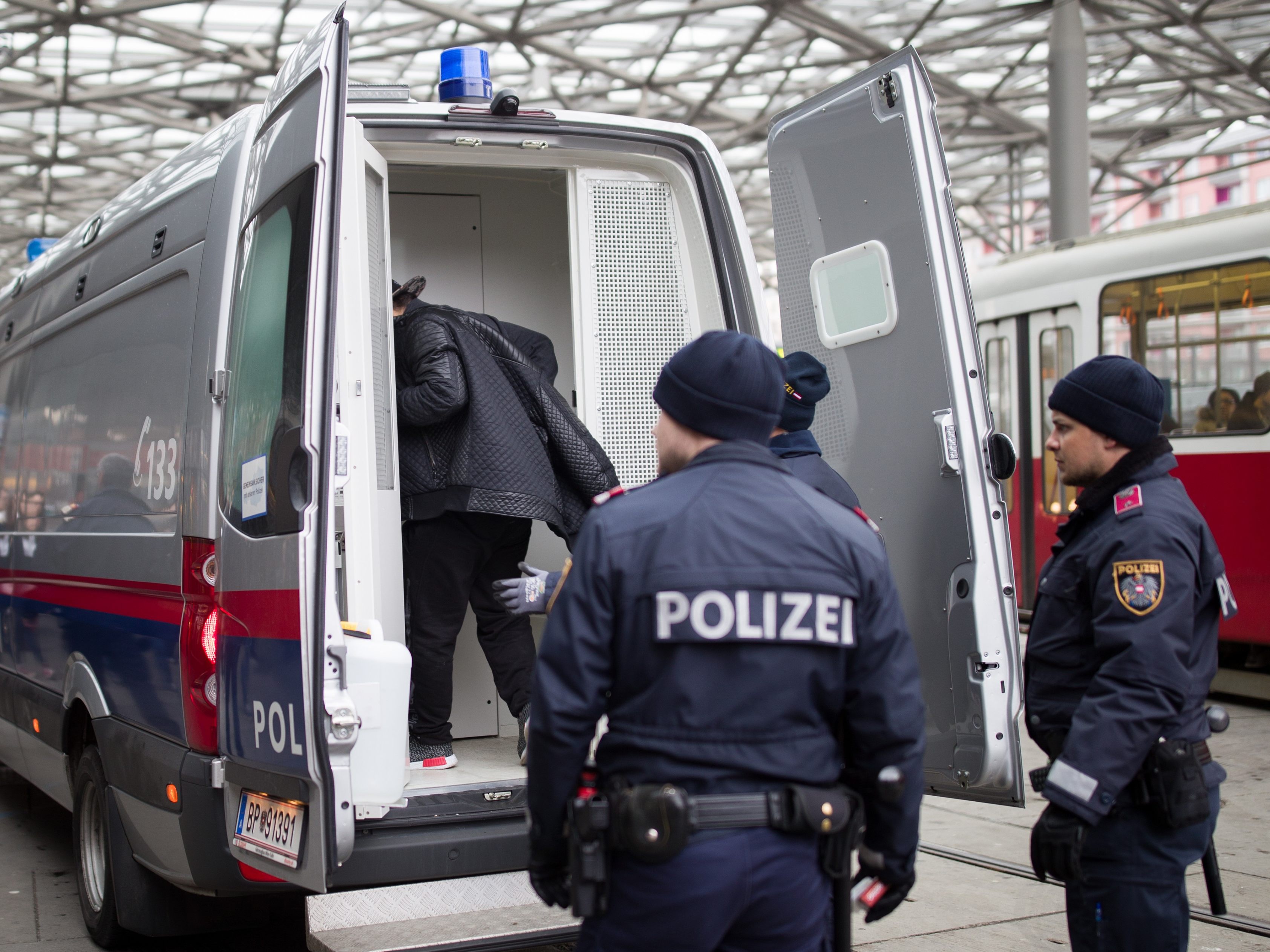 Der Mann wurde wegen Betrugs in mehreren Fällen gesucht. / Symbolbild Der Mann wurde wegen Betrugs in mehreren Fällen gesucht. / Symbolbild
