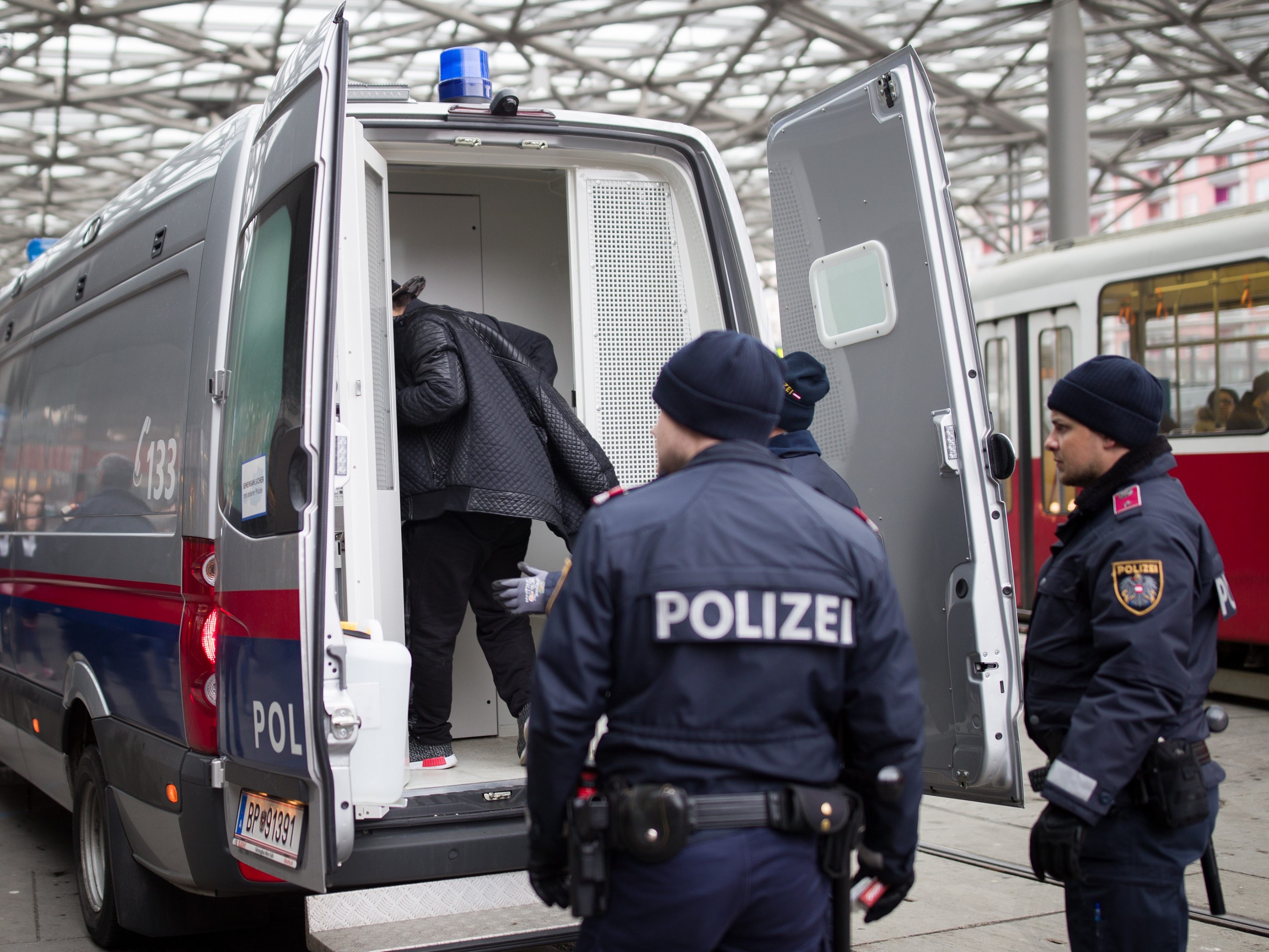 Der Mann wurde wegen Betrugs in mehreren Fällen gesucht. / Symbolbild