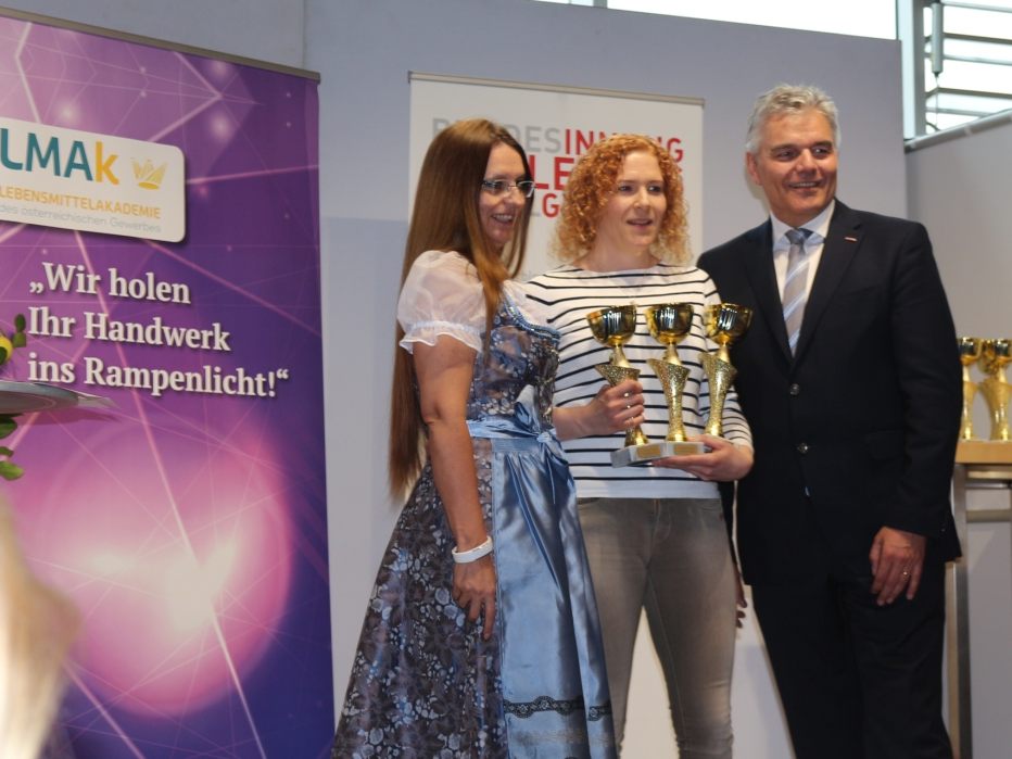 Zuckerbäckermeisterin und Inhaberin Irmgard Marte bei der Pokalübergabe zusammen mit dem Innungsmeister Leo Jindrak und Bundesinnungsgeschäftsführerin DI Anka Lorencz.